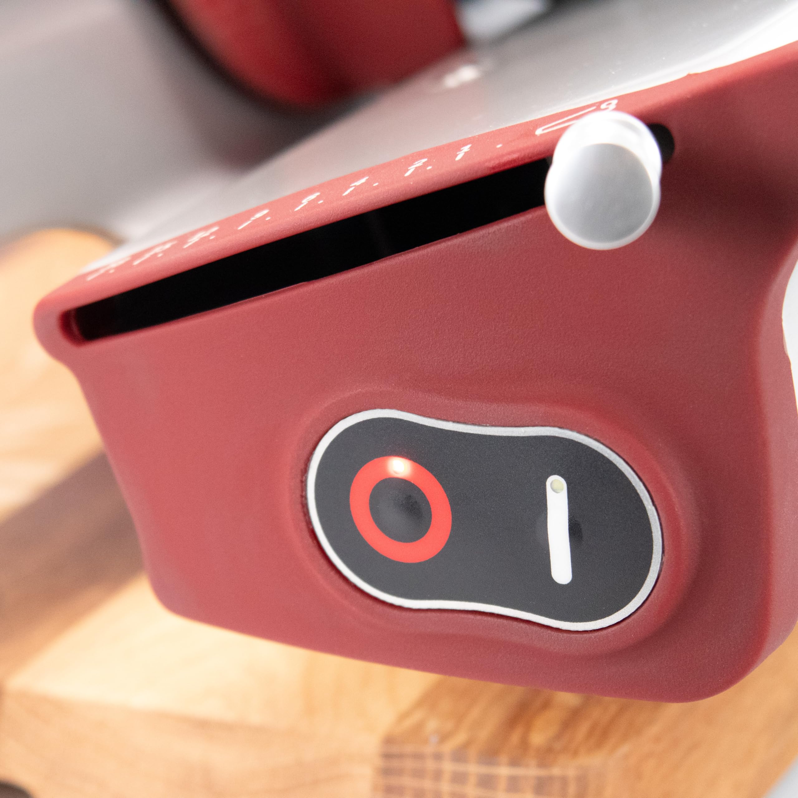 Berkel Home Line 250 Plus Trancheuse à charcuterie, électrique et compacte, rouge mat, idéale pour le prosciutto, les légumes et le fromage, avec planche en bois de qualité supérieure
