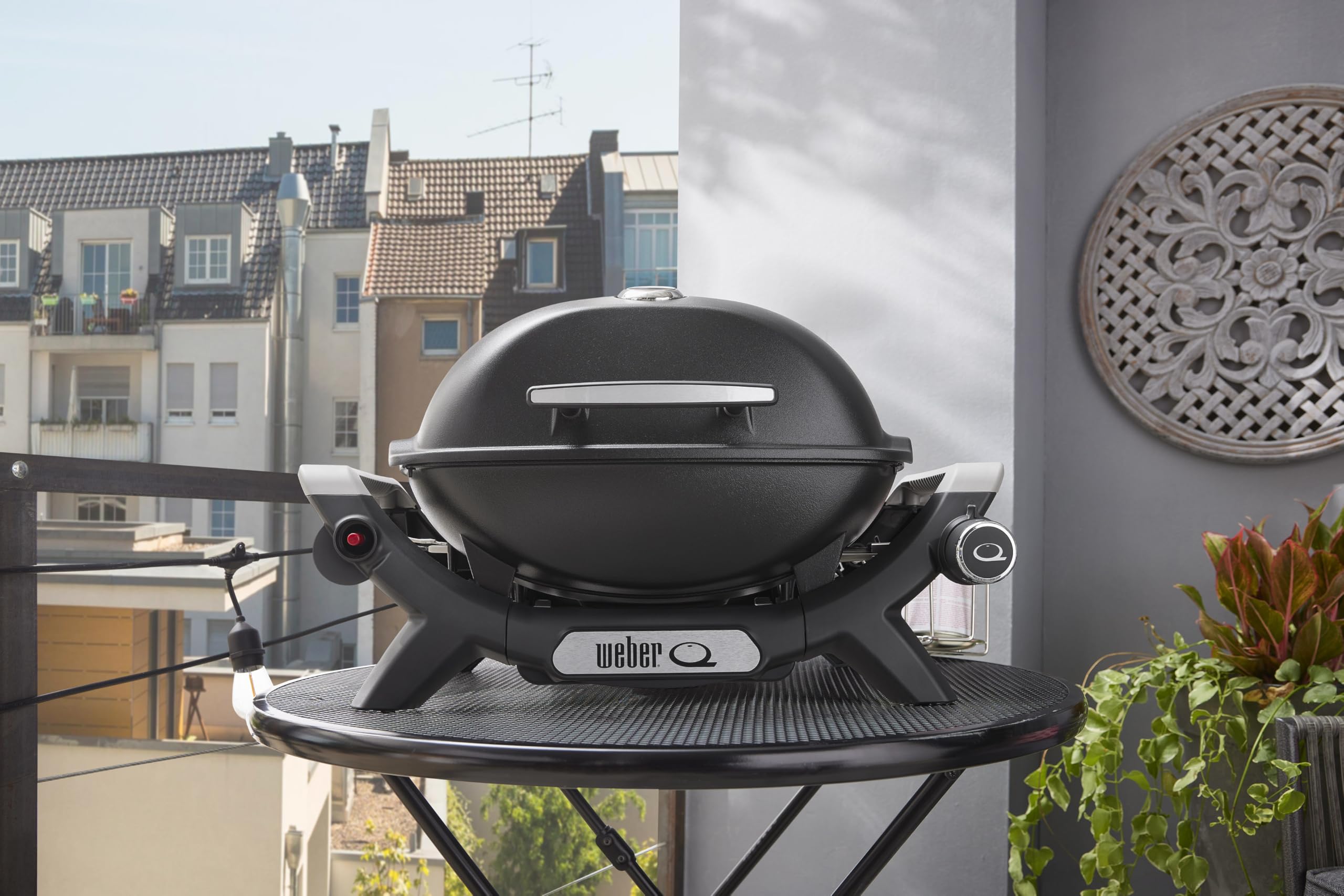 Weber Q 1100N – grill gazowy/przenośny grill na biwak, taras i balkon, wysokowydajny palnik, emaliowane porcelaną ruszty z żeliwa, elektroniczny zapłon, kolor Midnight Black