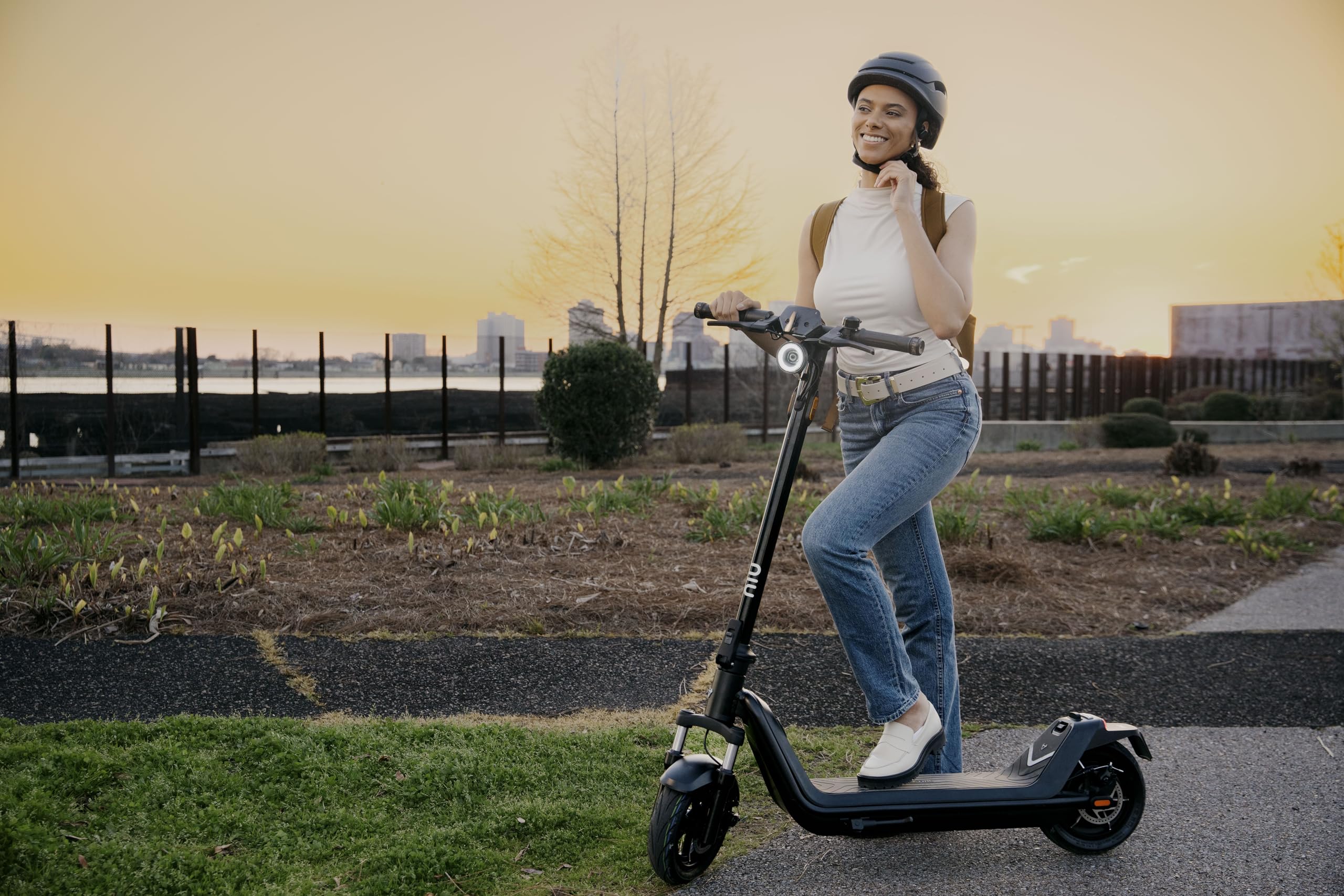 NIU KQi 200er, 300er Serie E-Scooter mit Straßenzulassung (je nach Model bis zu 60km Reichweite, 25 Prozent Steigung u. 120kg Belastung; breite Luftreifen; große Trittfläche; klappbar; Display; App)