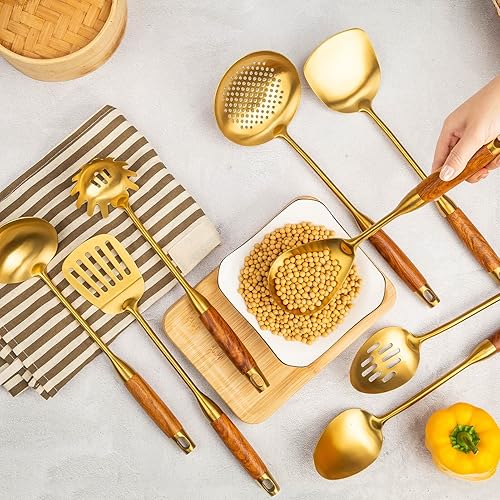 Miniatura 5 de Juego de utensilios de cocina dorados con mango de madera, 8 utensilios de cocina de acero inoxidable de latón  espátula, cucharón, cuchara de