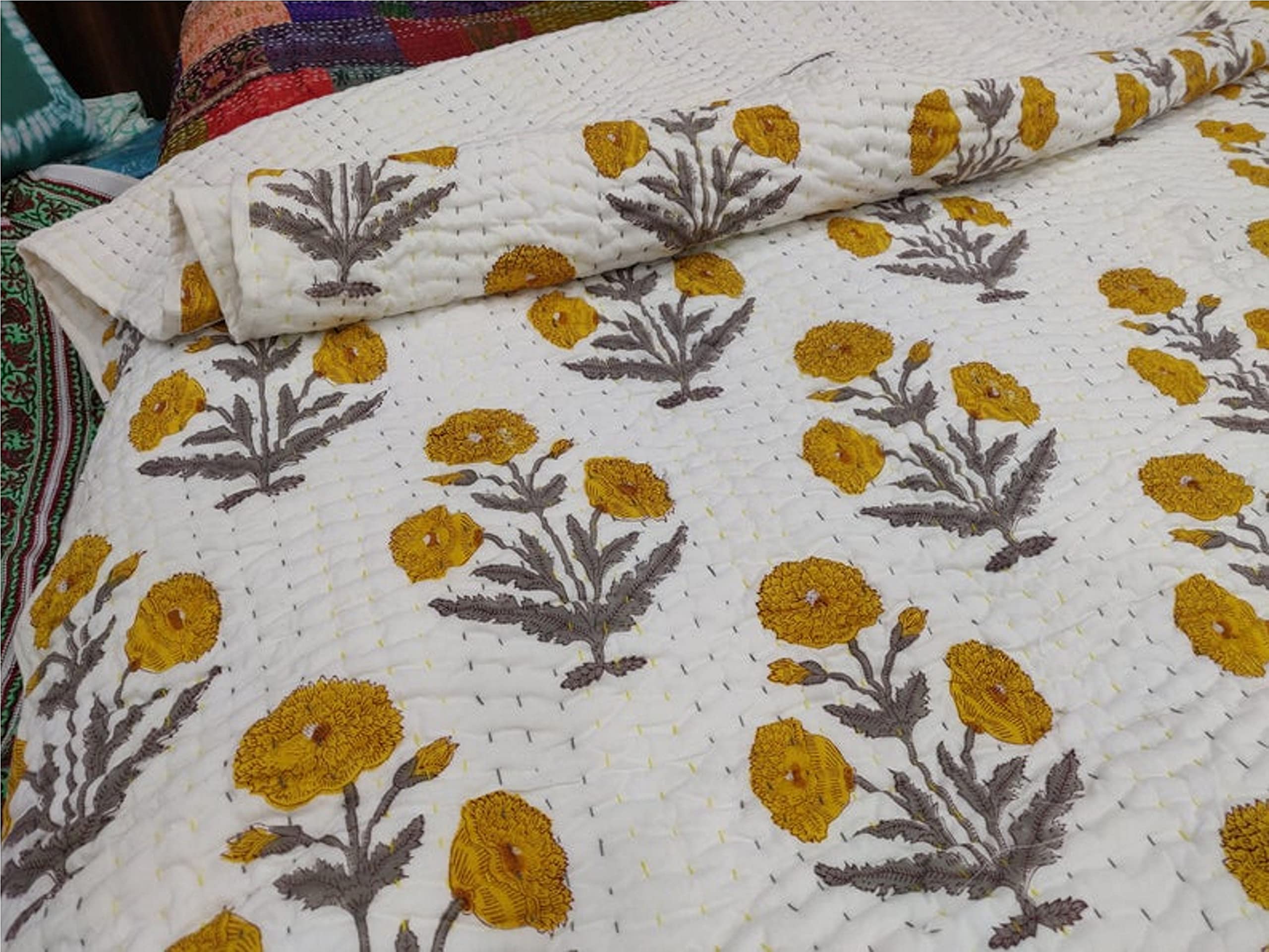 Couvre-lit Kantha artisanal fleuri pour une chambre bohème chic de style Jaipuri
