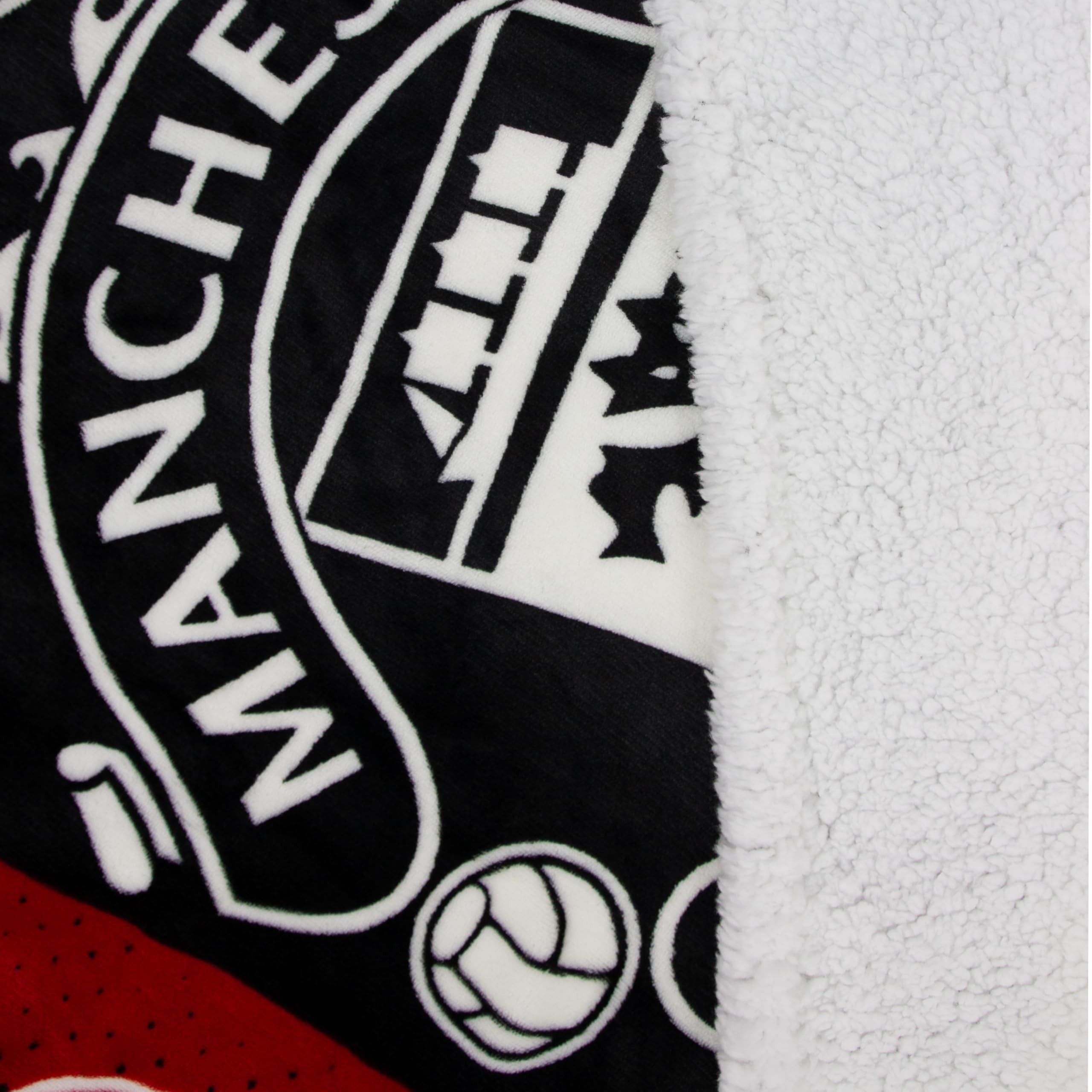 Manchester United FC Offizielle Fleecedecke | Superweiche, warme Decke mit Sherpa-Rückseite, Stacked-Design | Perfekt für Zuhause, Schlafzimmer, Übernachtungen & Camping | Größe 120 x 150 cm