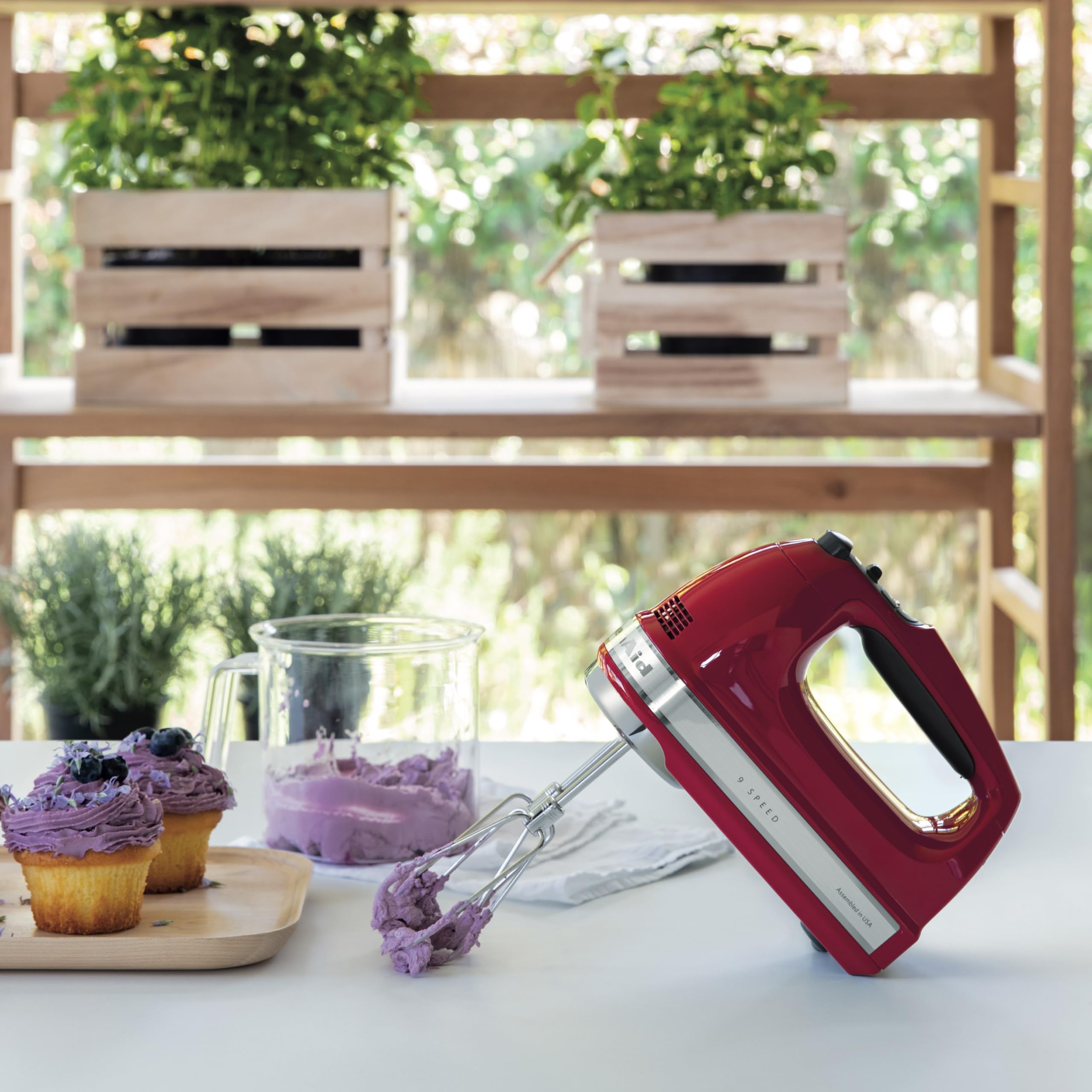 KitchenAid Handmixer 9 Stufen, 85W leiser DC-Motor mit Sanftanlauf, 6 Zubehörteile – Rühr-, Knethaken, Schneebesen & Rührstab, Schwenkkabel, Tasche, Empire Red