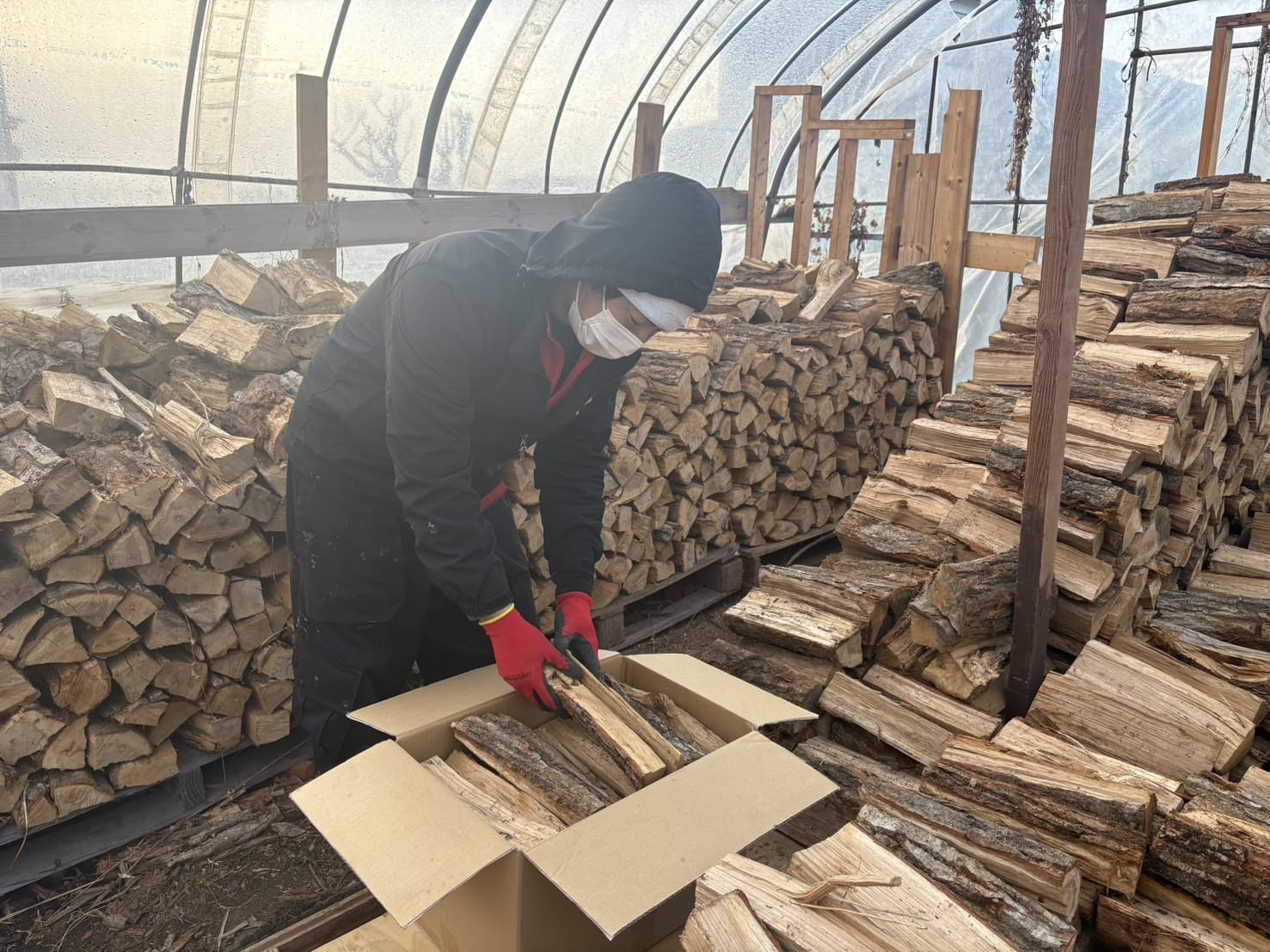 Amazon.co.jp: 薪 広葉樹（ナラ 100％） 山形産 約18kg~20kg キャンプ