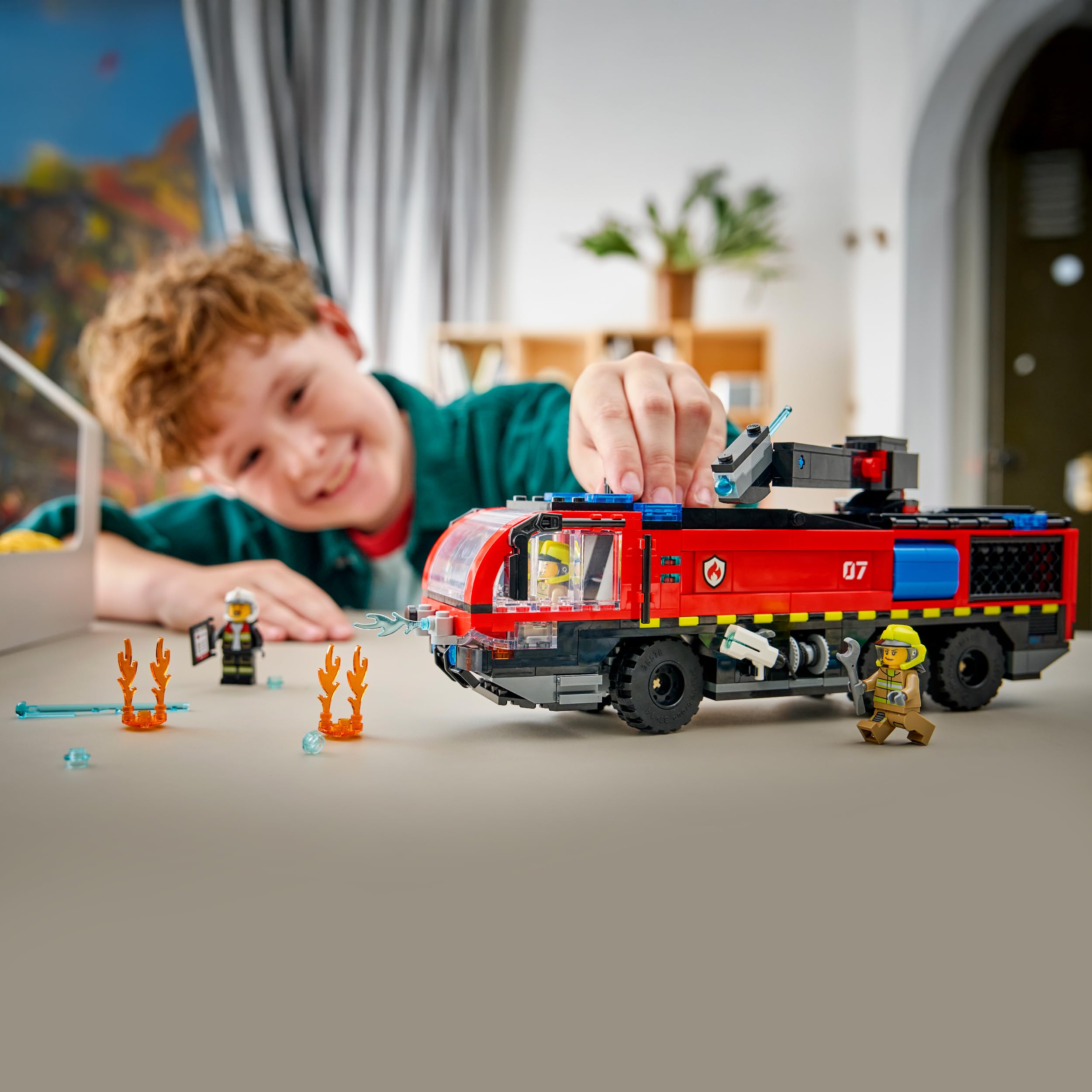 LEGO City Lotniskowy wóz strażacki, zabawka dla dzieci od 7 lat, klocki konstrukcyjne z pojazdem ratunkowym i czterema minifigurkami, prezent dla 7-latka, dla chłopca i dziewczynki na urodziny 60499