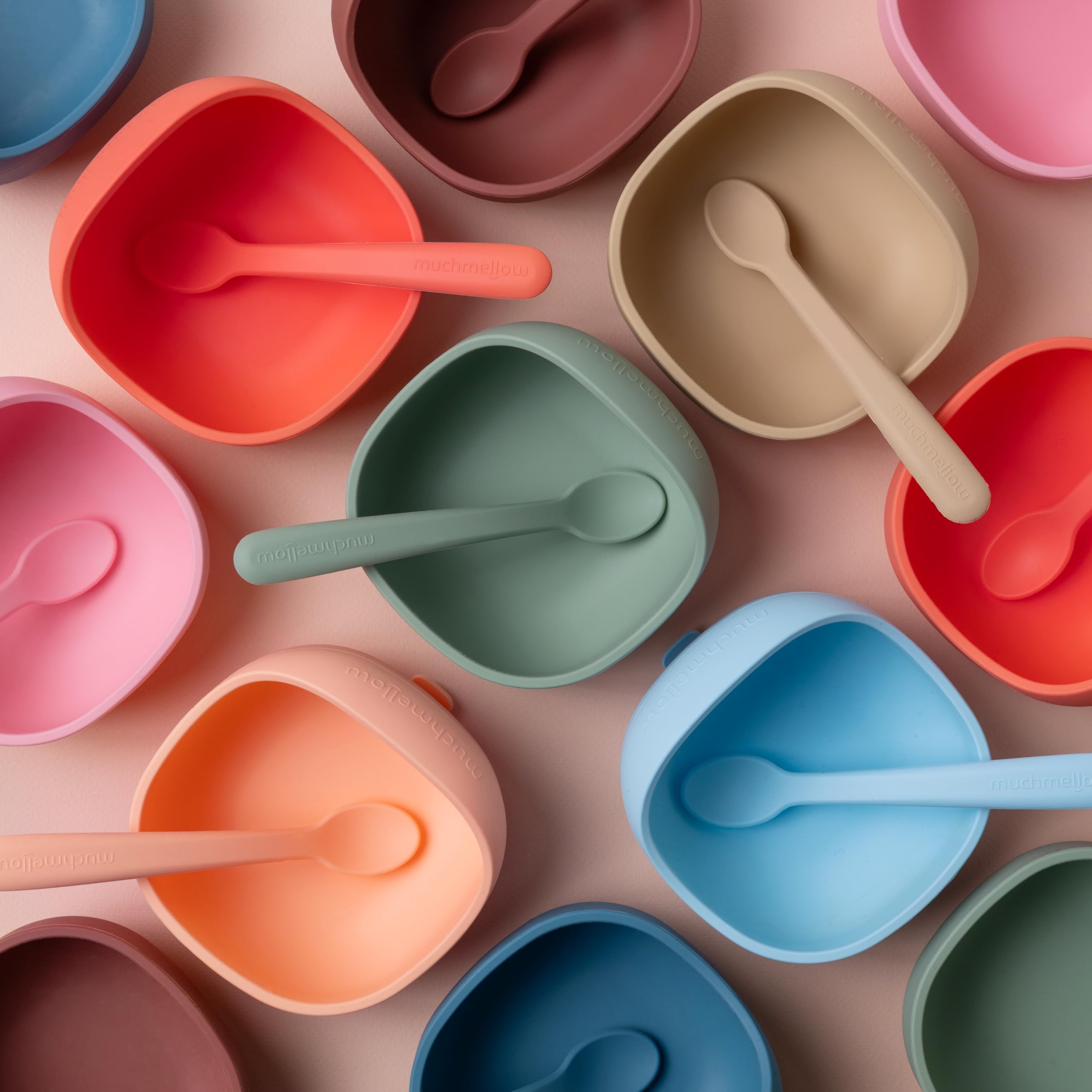 Muchmellow - Set Pappa Silicone MADE IN ITALY 4 Pezzi, Ciotola con Ventosa Anticaduta, Piatto, Cucchiaio, Bavaglino Regolabile, Svezzamento, Plastic Free, BPA Free, Lavabile Lavastoviglie (Blu)