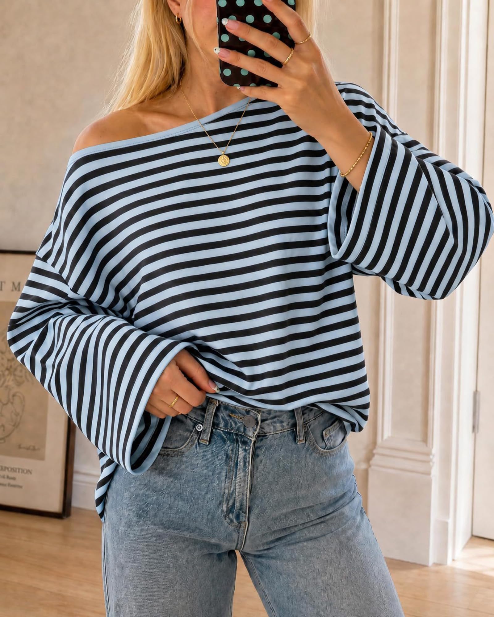 Blusa larga da donna a righe con spalle scoperte