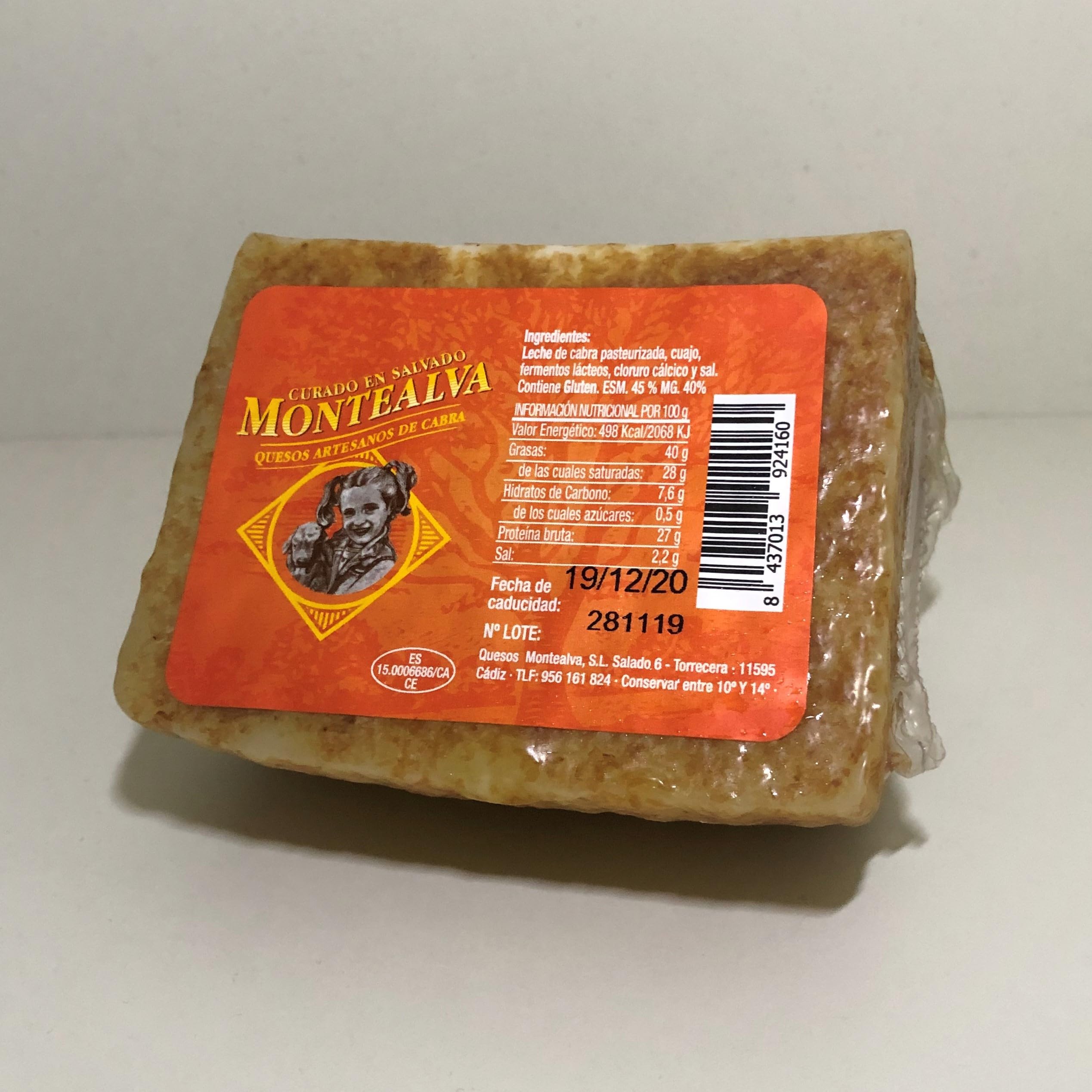 Queso curado de cabra payoya en salvado de trigo - Montealva - Su corteza es comestible y esta impregnada en aceite de oliva y salvado de trigo - Textura seca - Queso emborrado en afrecho.