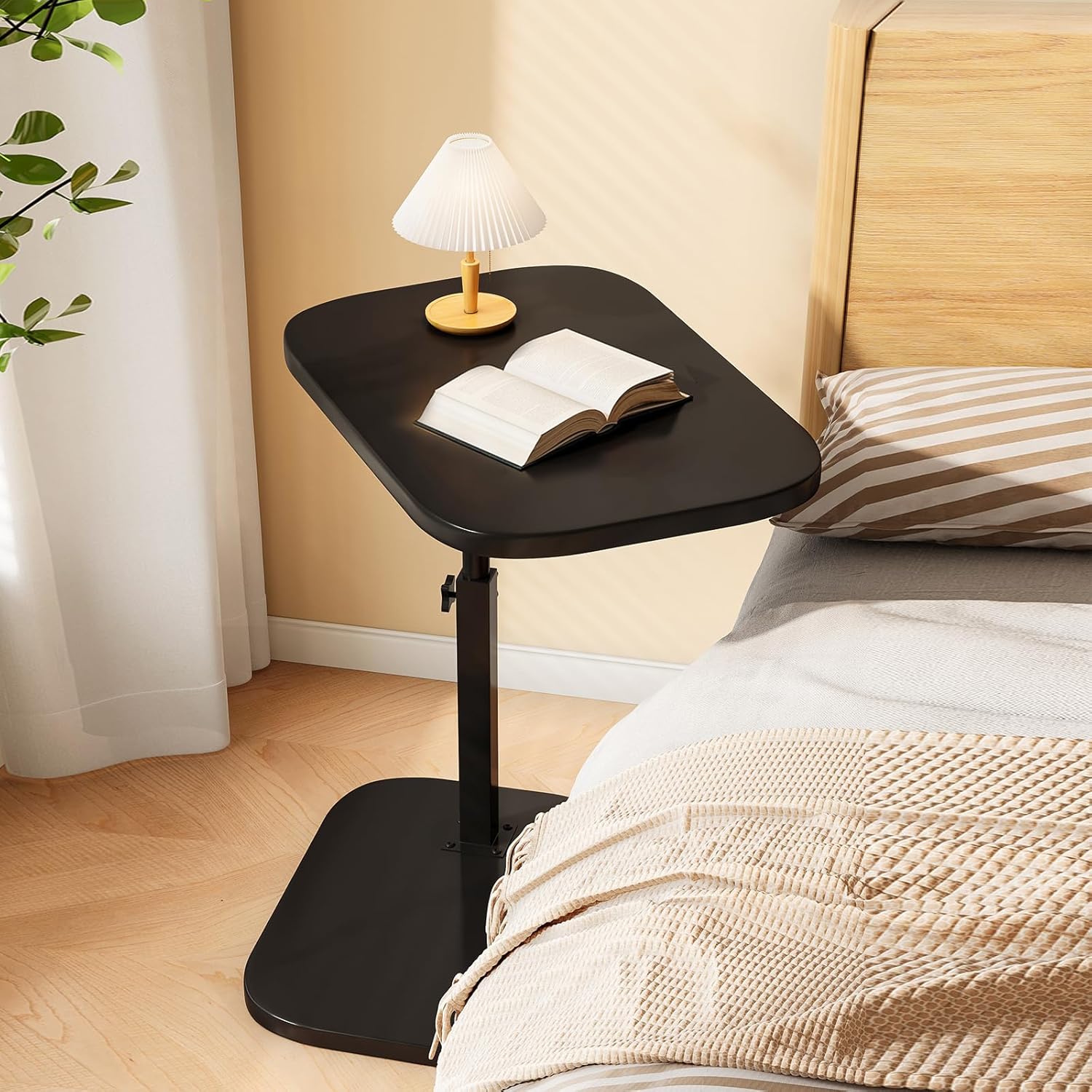 Pedestal Adjustable c Table for Small Spaces，C Shaped End Table Desktop can Turn 360° and the Height of the Sofa Small TV Tray Table Can be Adjusted for Couch