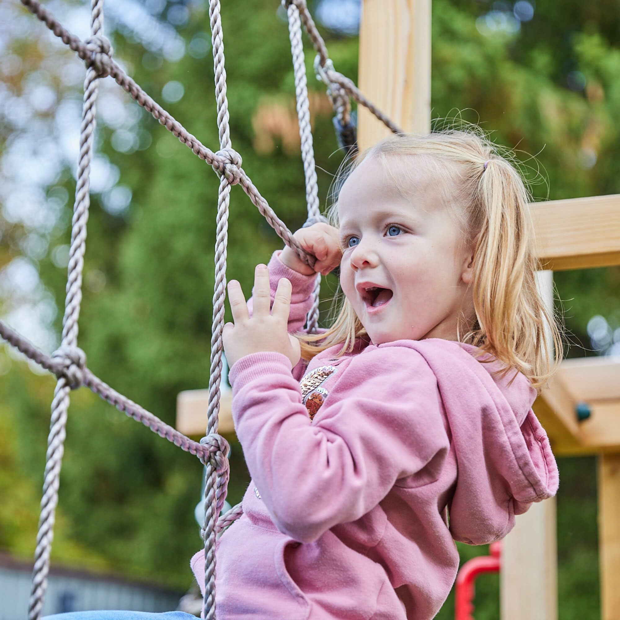 Wickey Klettergerüst Outdoor Spielturm Smart Action mit grüner Plane, Spielgerät mit Kletterwand, Basketballkorb & Spiel-Zubehör für Kinder im Garten aus Holz