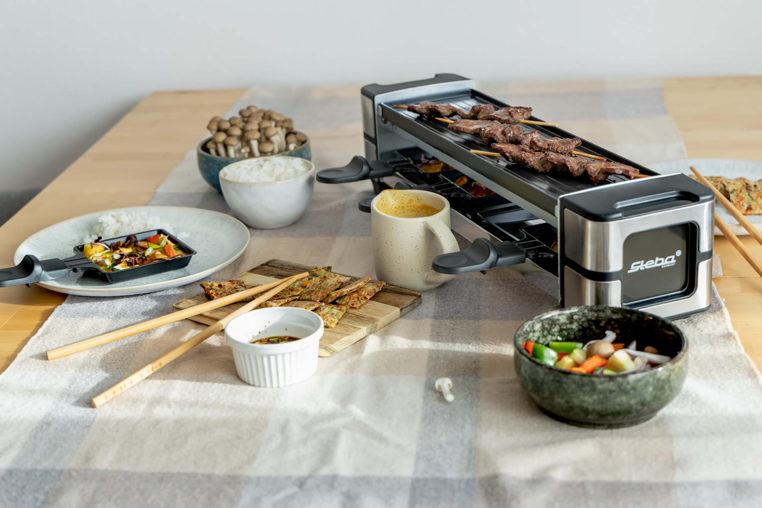 Steba RC 140 Guss-Raclette mit 4 Antihaft Pfännchen | PFAS-freie Keramikbeschichtung, Wendbare Grillplatte, Stufenloser Regler, 38,5 x 11 cm Grillfläche