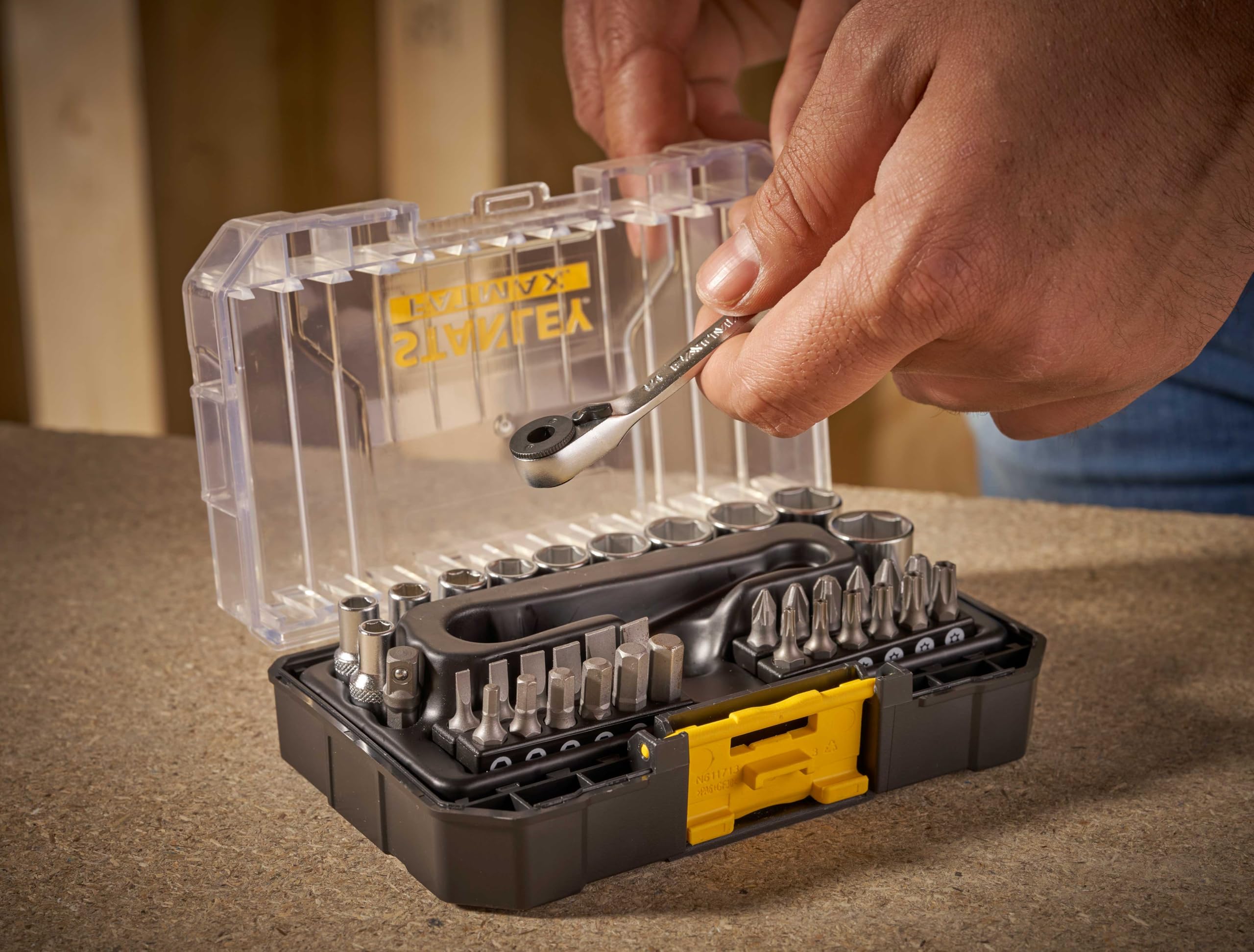 Stanley FMMT19101-0 FatMax - Juego de 37 piezas (1/4", en maletín pequeño, compatible con el sistema T-STAK, incluye llave de carraca, vasos, puntas y portapuntas), color negro y amarillo