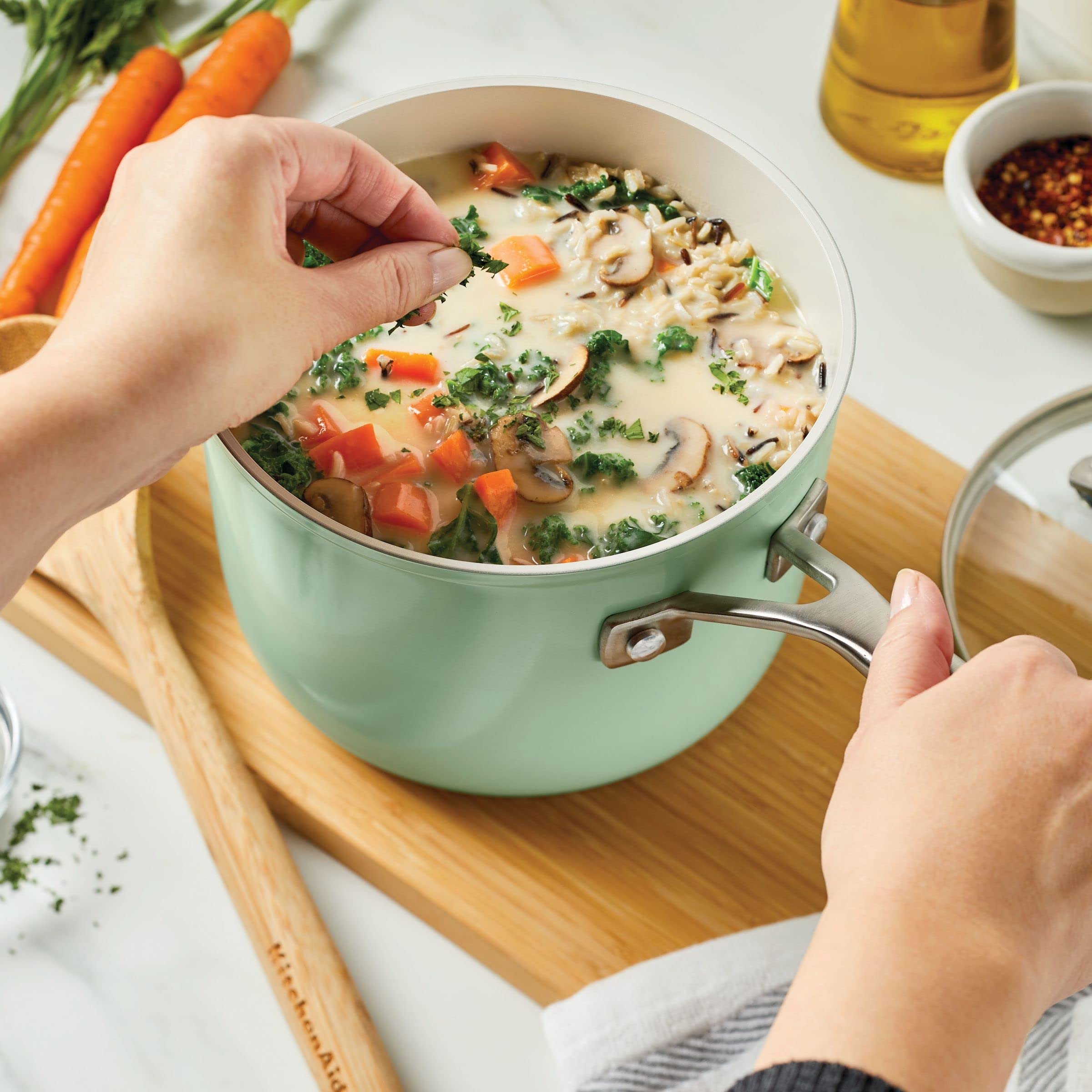 KitchenAid Casserole antiadhésive en céramique anodisée dure avec couvercle, 3 litres, pistache
