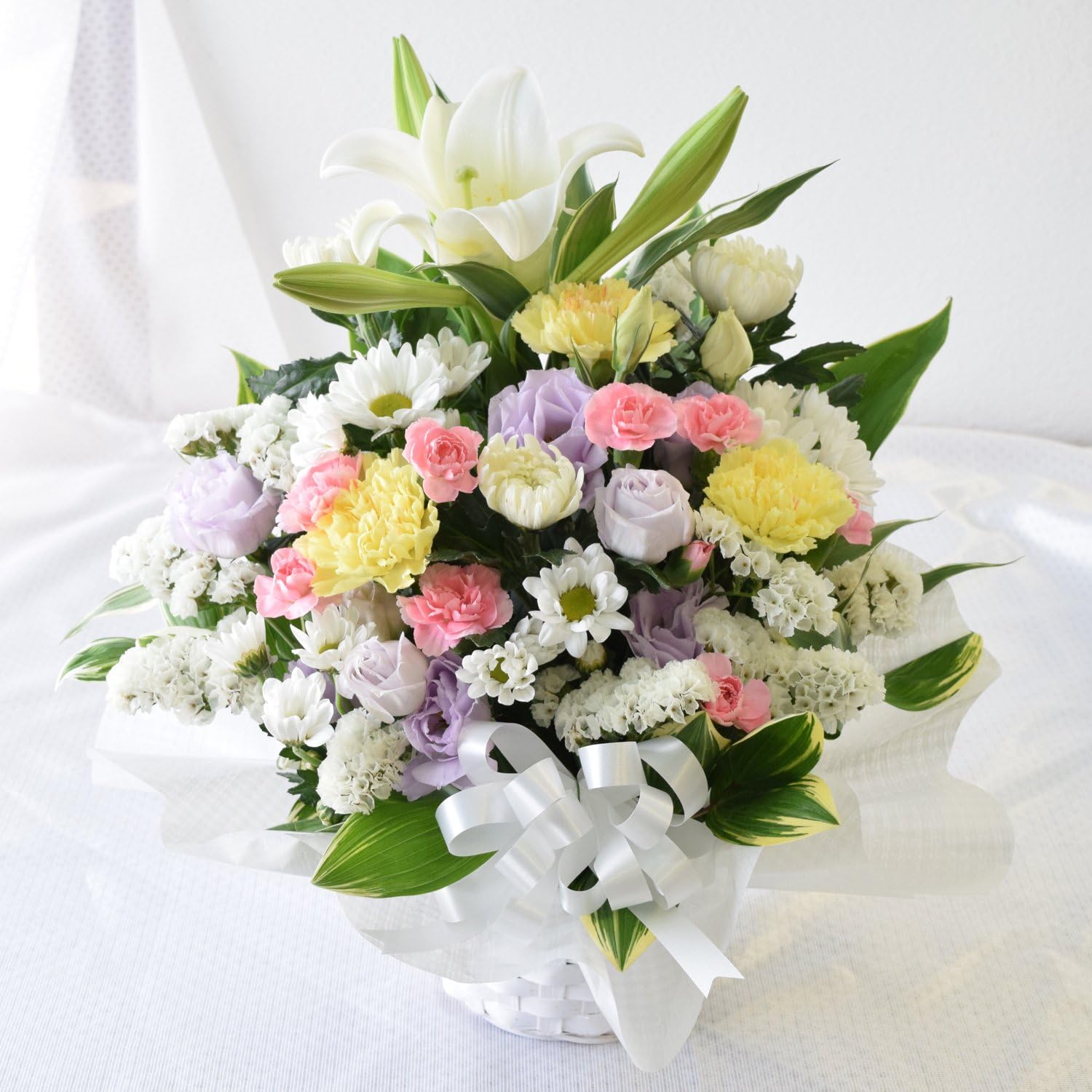 数量限定 14時まで 1対 お供え用 生花 花台付き供花アレンジｍサイズ ホワイト 系 花材おまかせ 送料無料 一部地域を除く 花 お供え お悔やみ 花 ギフト 法事 枕花 お彼岸 命日 弔事 葬式 初七日 四十九日 Dermrxpharmacy Com