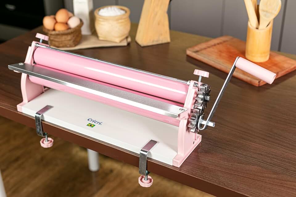 Cilindro de Massa Manual 45cm Cricri Cor Rosa Antiaderente Ideal para Pão Caseiro Pastel Pizza Salgado Lasanha Macarrão - Engrenagens em Alumínio