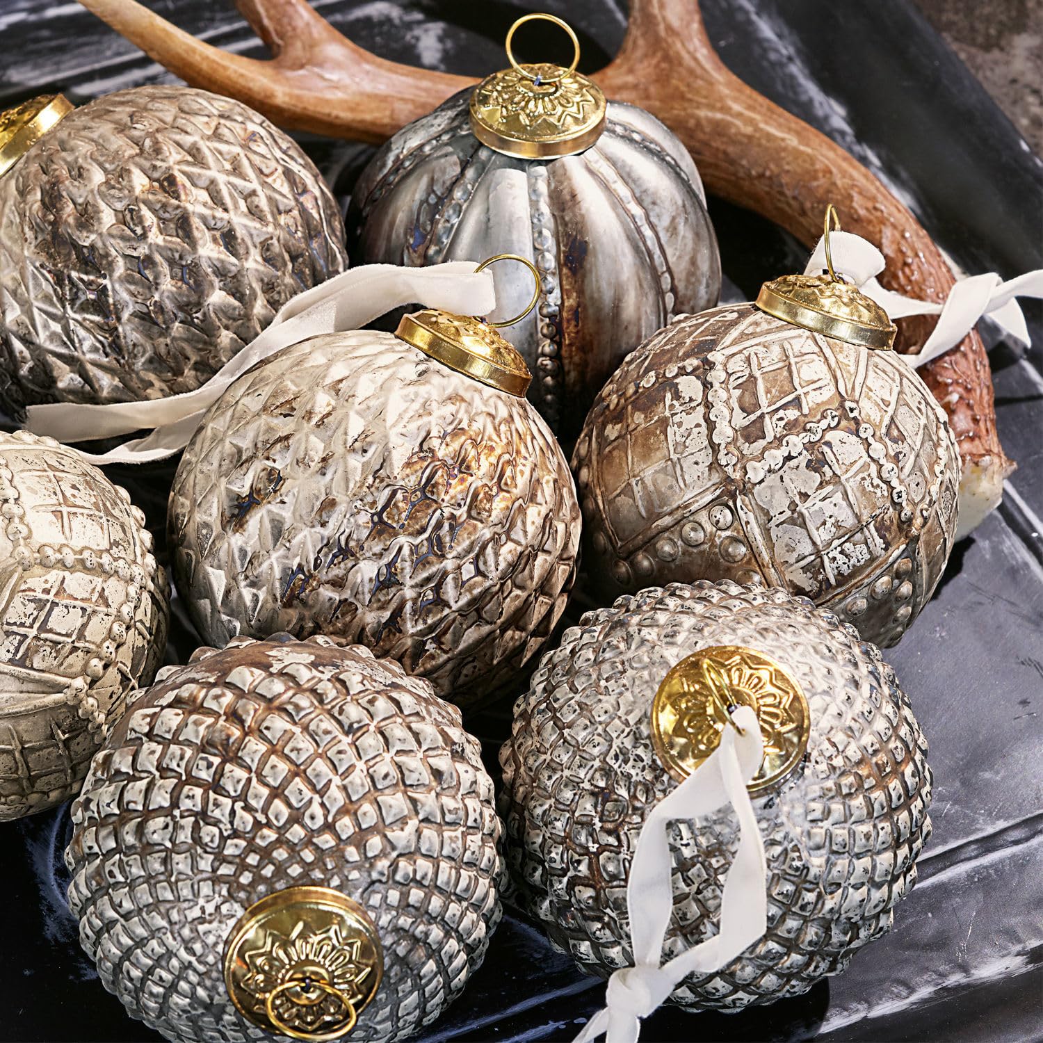Loberon Weihnachtsschmuck 8er Set Silverlake, Silber | mundgeblasen, mit schönem Burned-Finish, Christbaumschmuck, Weihnachten, Weihnachtskugeln, Glas, Messing