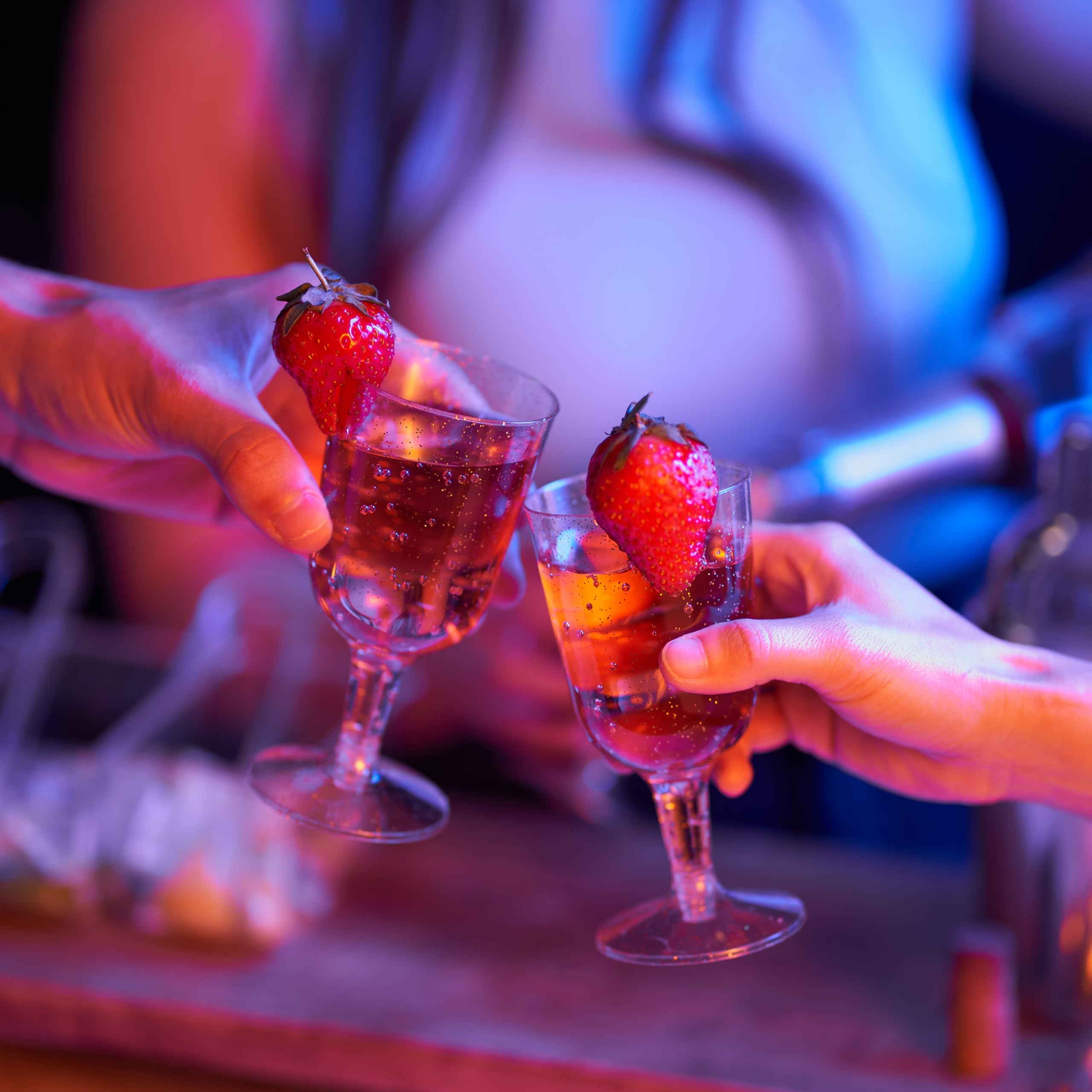 MATANA 50 eleganckich, przezroczystych kieliszków do wina z twardego plastiku ze srebrnym brokatem (180 ml) – solidne i wielokrotnego użytku kieliszki na koktajle, deser, urodziny, wesela, Boże