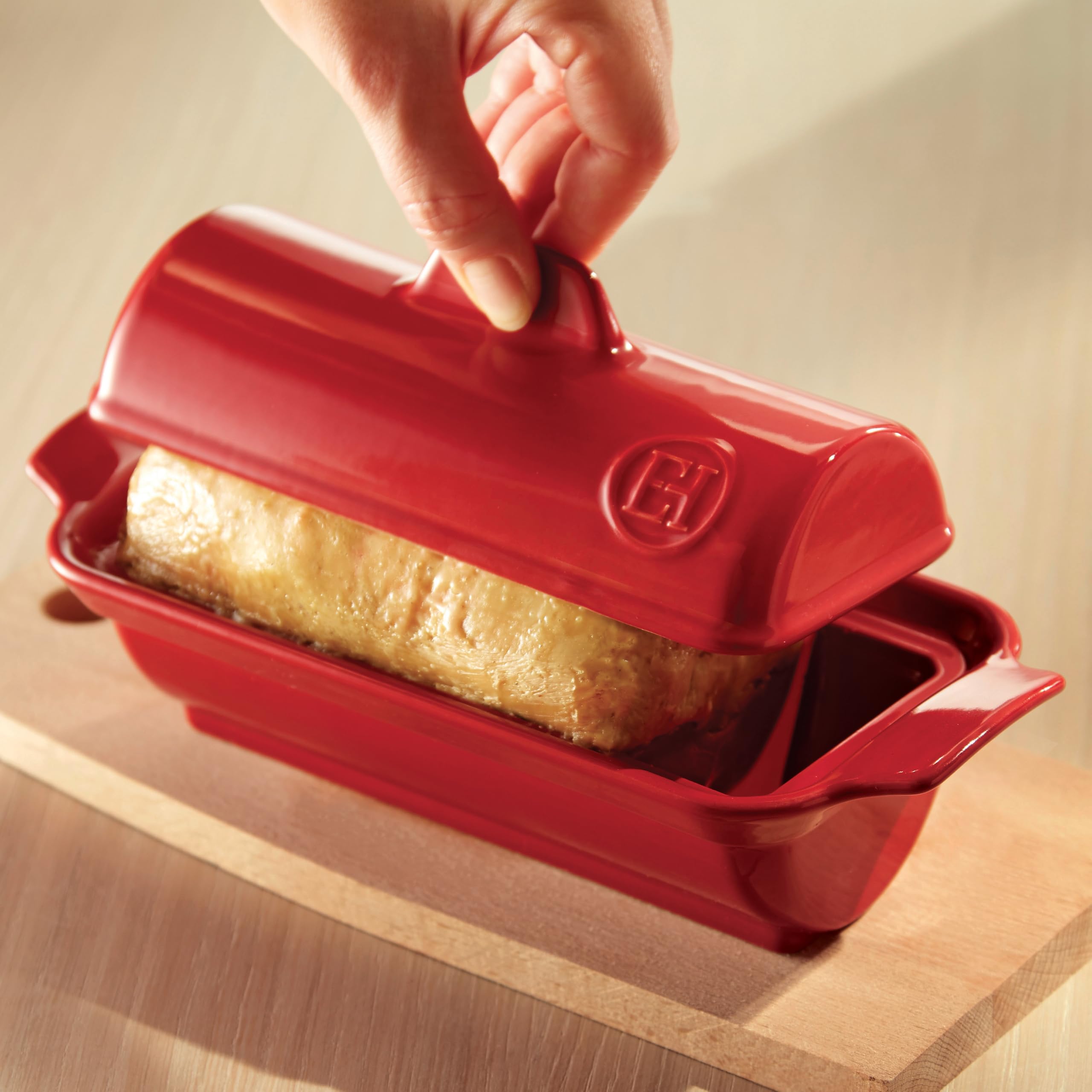 Emile Henry Terrine à Foie Gras Médaillon 24 cm – Céramique Rouge Grand Cru – Cuisson au Four Sans Bain-Marie – Plat à Terrine Fabriqué en France