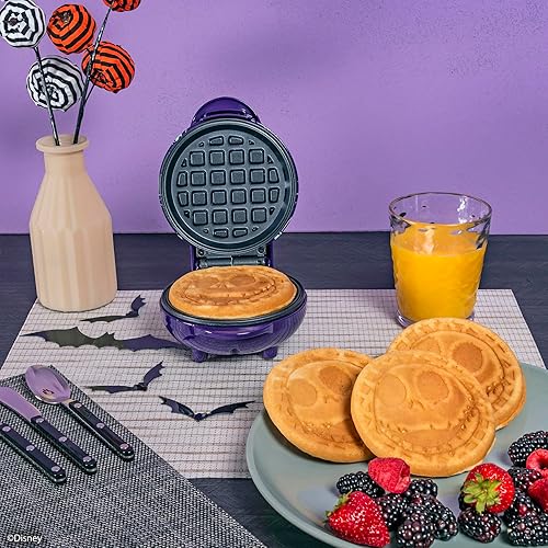 Miniatura 4 de Uncanny Brands Nightmare Before Christmas Jack Skellington Mini waflera - Pequeño aparato de cocina