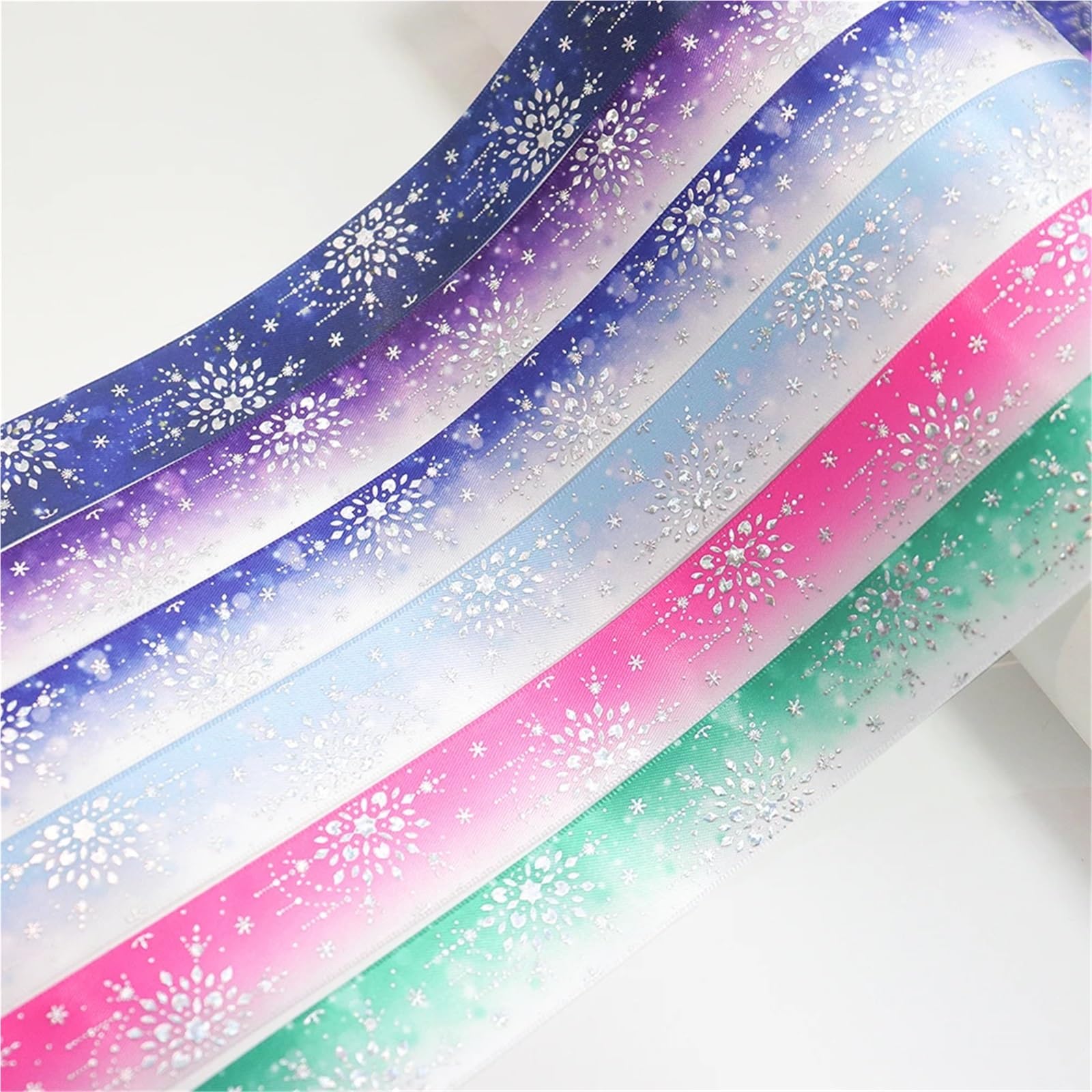 Nastro Con Stampa A Caldo Nastro di raso stampato con fiocco neve in lamina d'argento al laser da 25 mm for l'imballaggio decorazioni for feste Accessori for cucire fai-da-te(White,50Yards)
