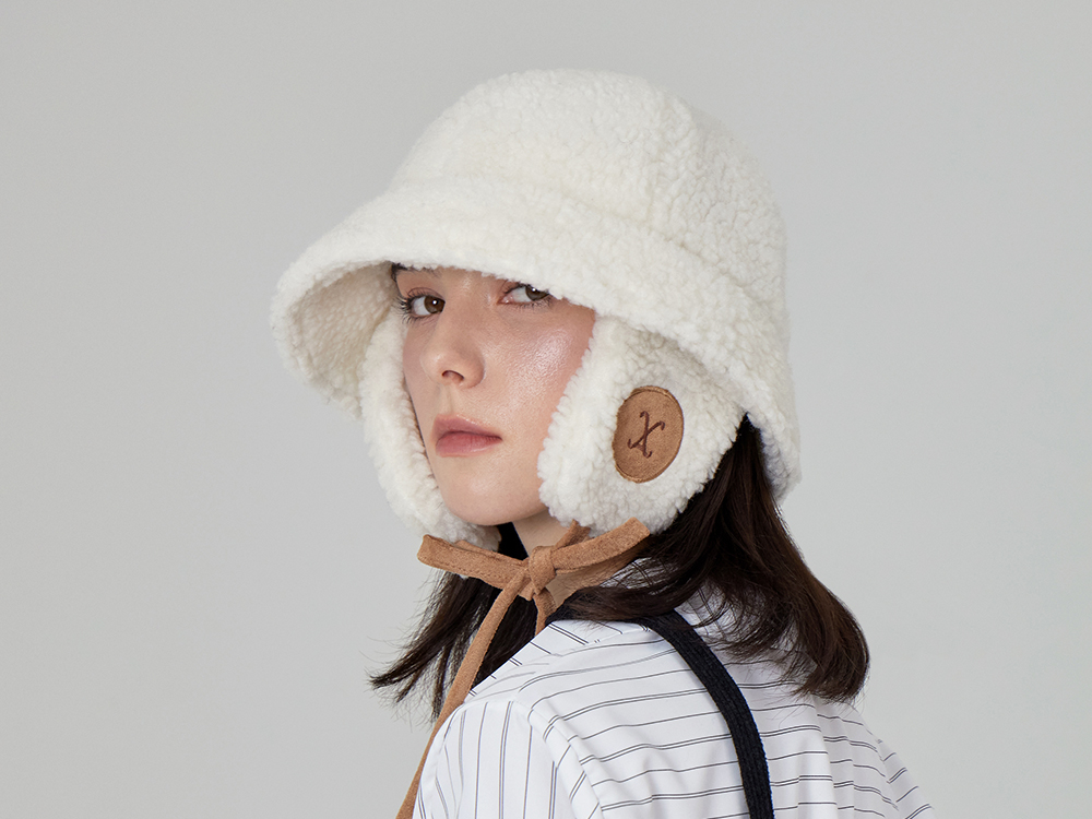 Amazon | VA Curved Logo Sherpa Fur Flap Bucket Hat Cream | ハット 通販