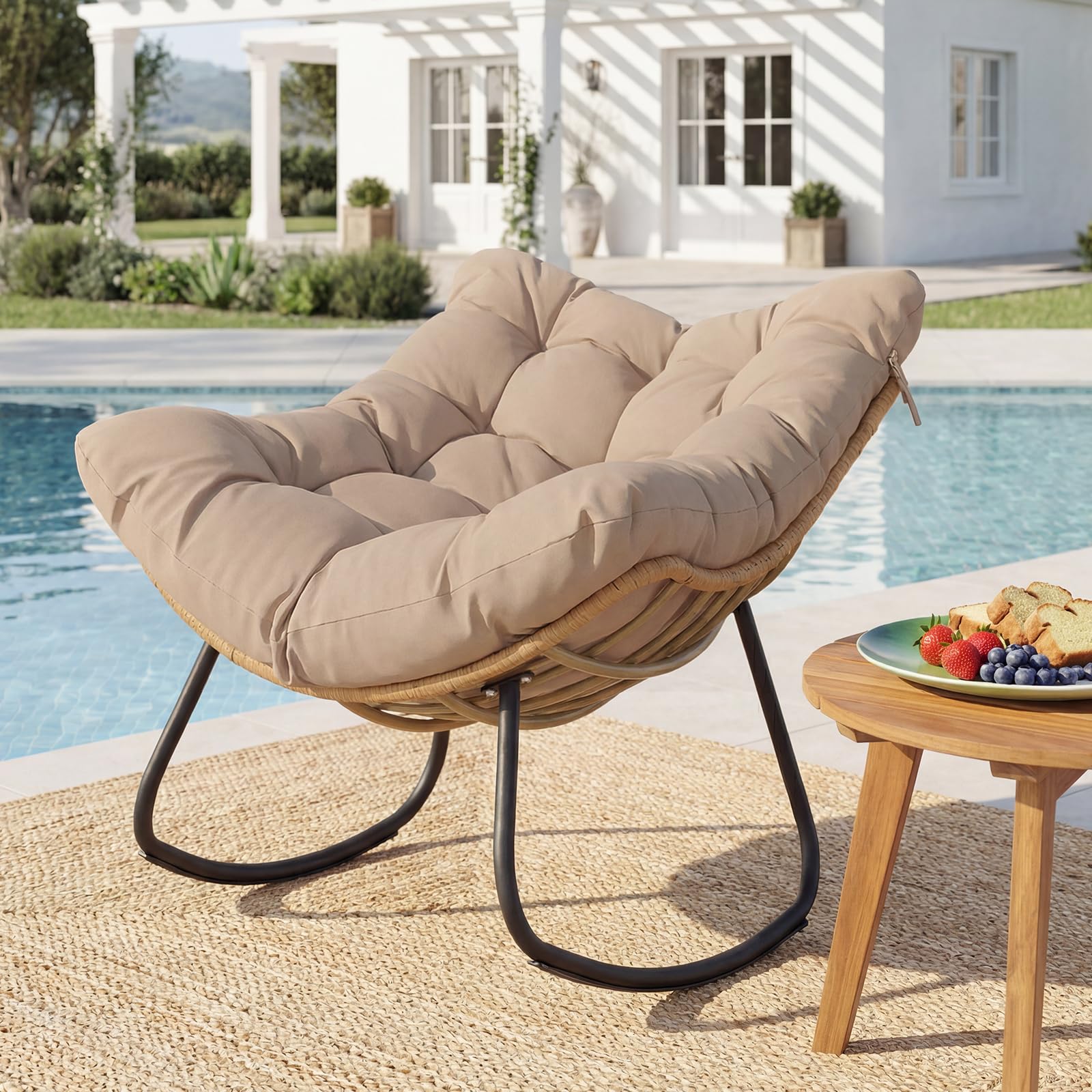 COSTWAY Fauteuil à Bascule Exterieur Interieur XXL, Fauteuil de Jardin en Rotin PE Tressé, Cadre en Métal, Coussin Épais Amovible, Rocking Chair pour Balcon Salon Porche, Charge 140 kg (Beige)