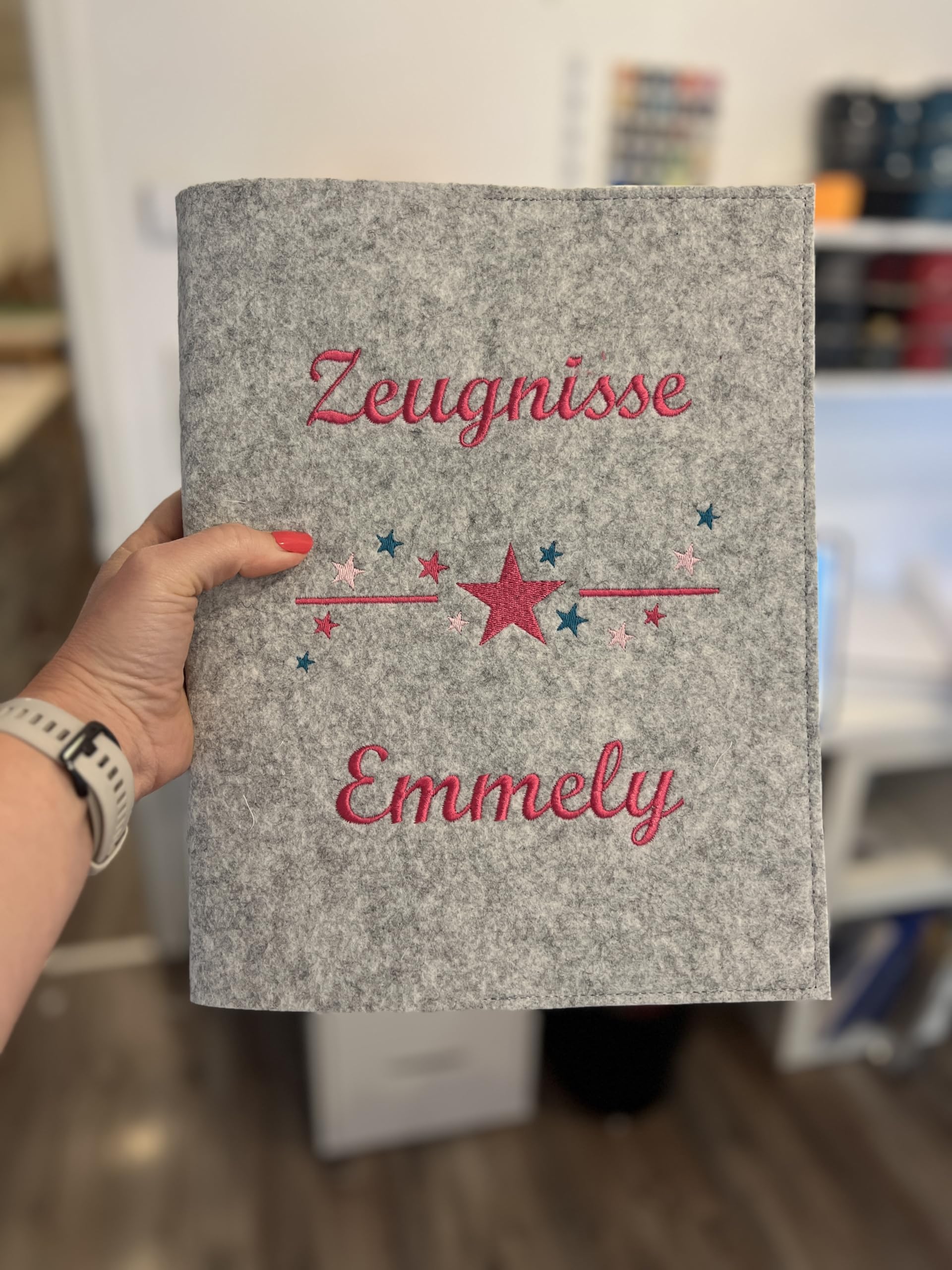 Generisch Personalisierte Zeugnismappe A4 aus Filz | Sternchen| hochwertig Bestickt | Schulkind | Geschenk | Schulstart | Zeugnisordner | Jungs und Mädchen