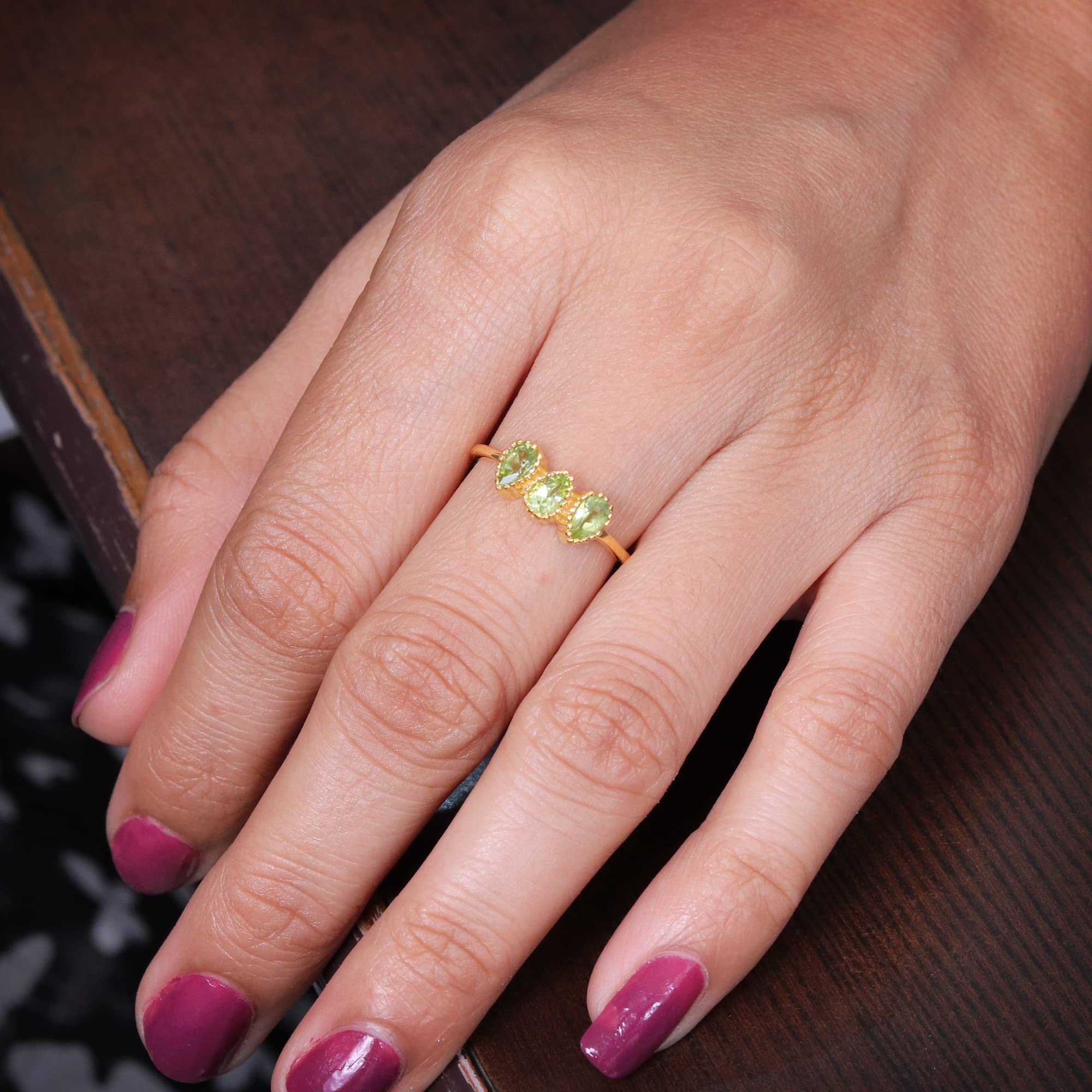 Anello peridoto, anello in argento, anello minimalista, anello peridoto, anello con pietra portafortuna di agosto, anello di promessa, anello fatto a mano in argento, anello per lei