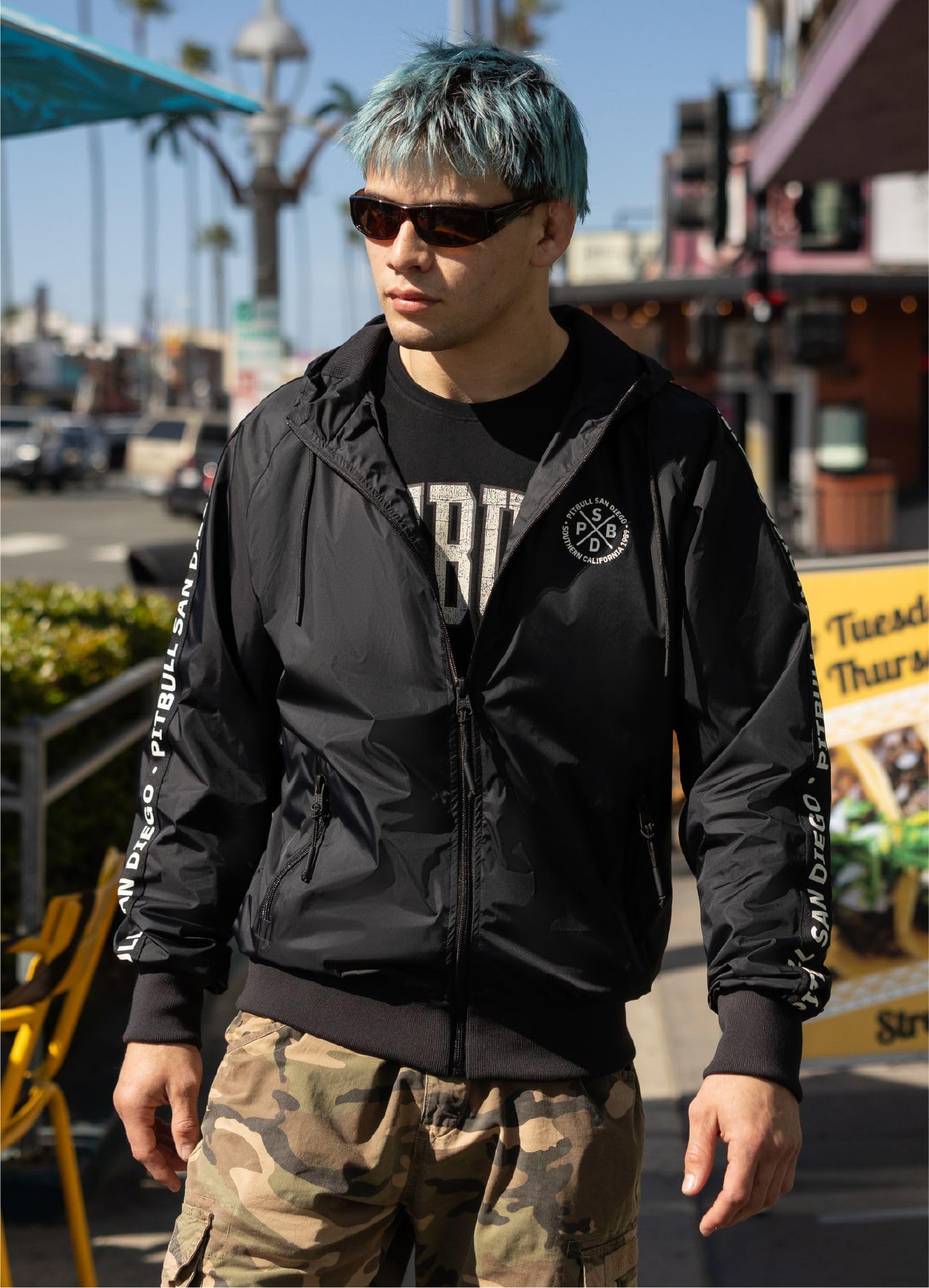 PITBULL - Übergangsjacke Herren mit Kapuze ATHLETIC TAPE, Winddichte Herren Jacke, Softshell Kapuzenjacke mit Reißverschluss, Bequeme Seitliche Taschen, Frühlingsjacke, Softshelljacke