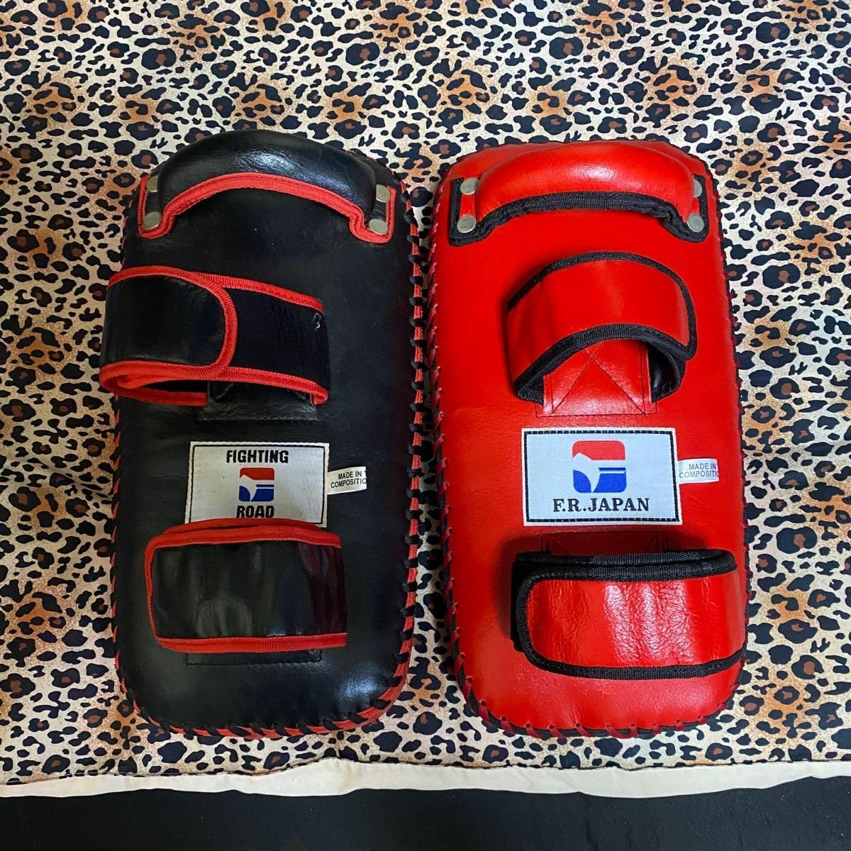 FIGHTING ROAD キックミット 黒/赤 フリーサイズ FIGHTING ROAD キック