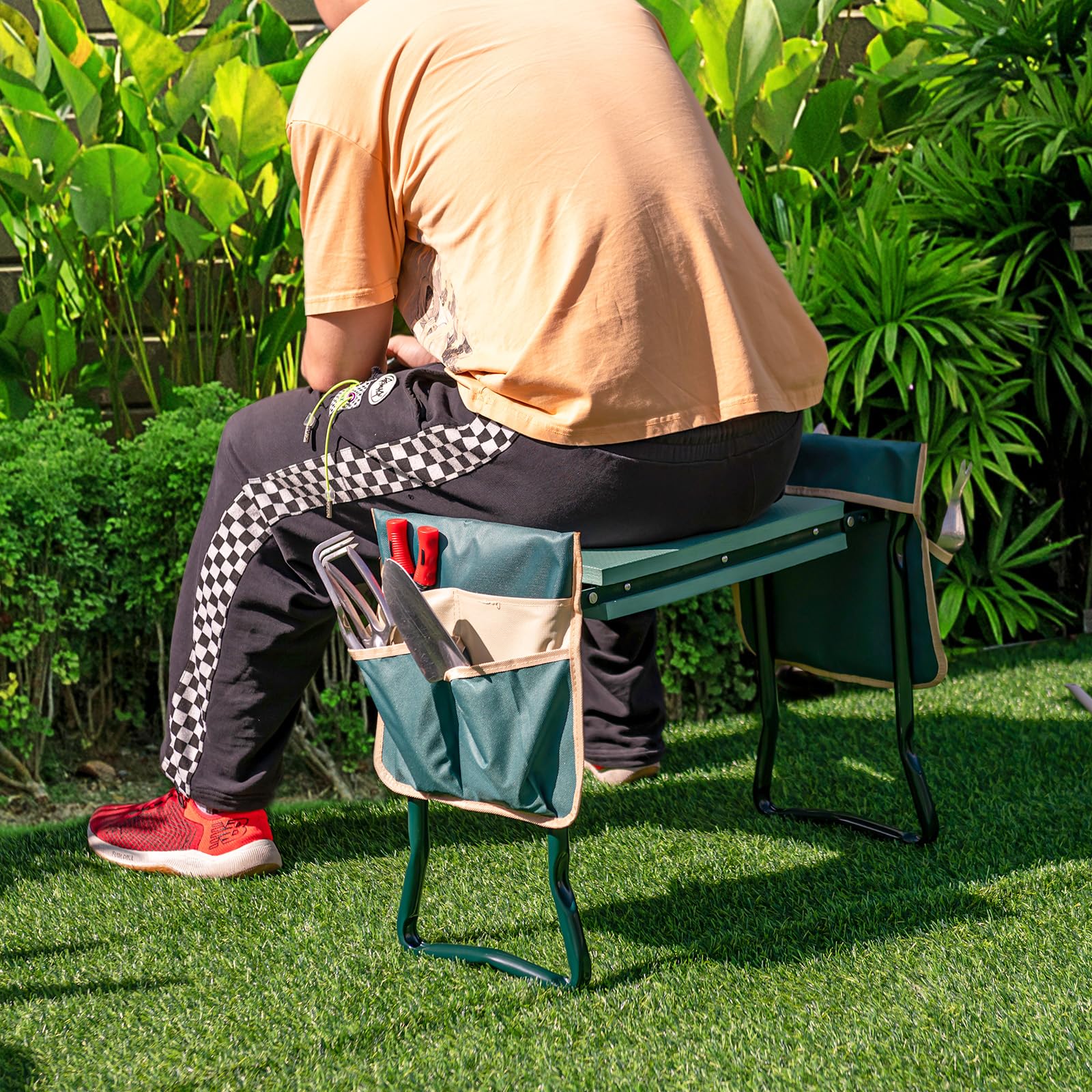 COSTWAY Tabourets de Jardinage Pliable avec Coussin EVA, Genouillère de Jardin 2 en 1 Cadre en Métal Siège de Jardinier avec 2 Grande Pochette à Outils Charge 150KG pour Jardinage, Vert