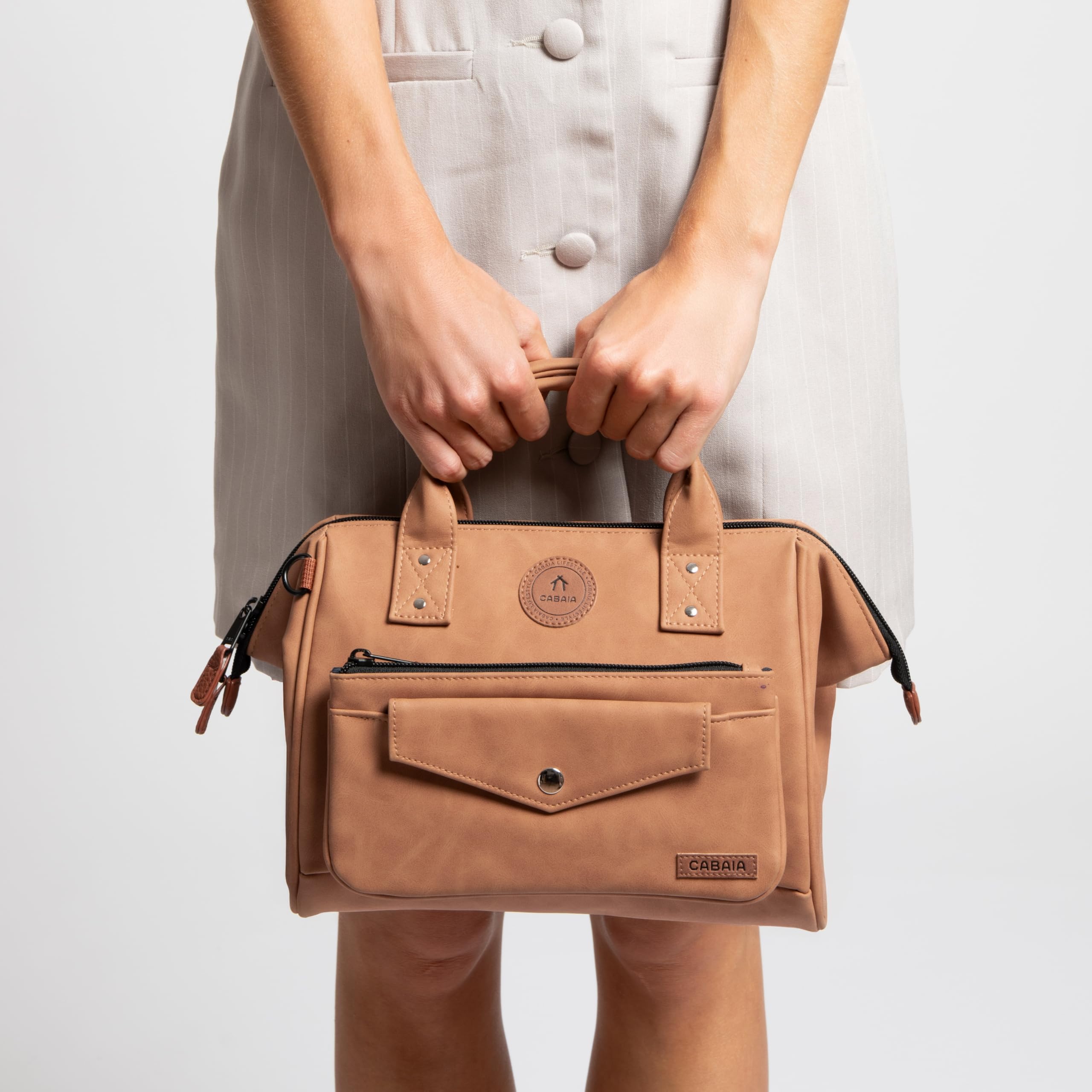 Cabaïa Crossbody Umhängetasche Adventurer Medium (5,8L) - Damen Handtasche - Verstellbarer Schultergurt & Weitwinkelöffnung - Vegan & Wasserabweisend - Ideal für Alltag, Stadt & Reise