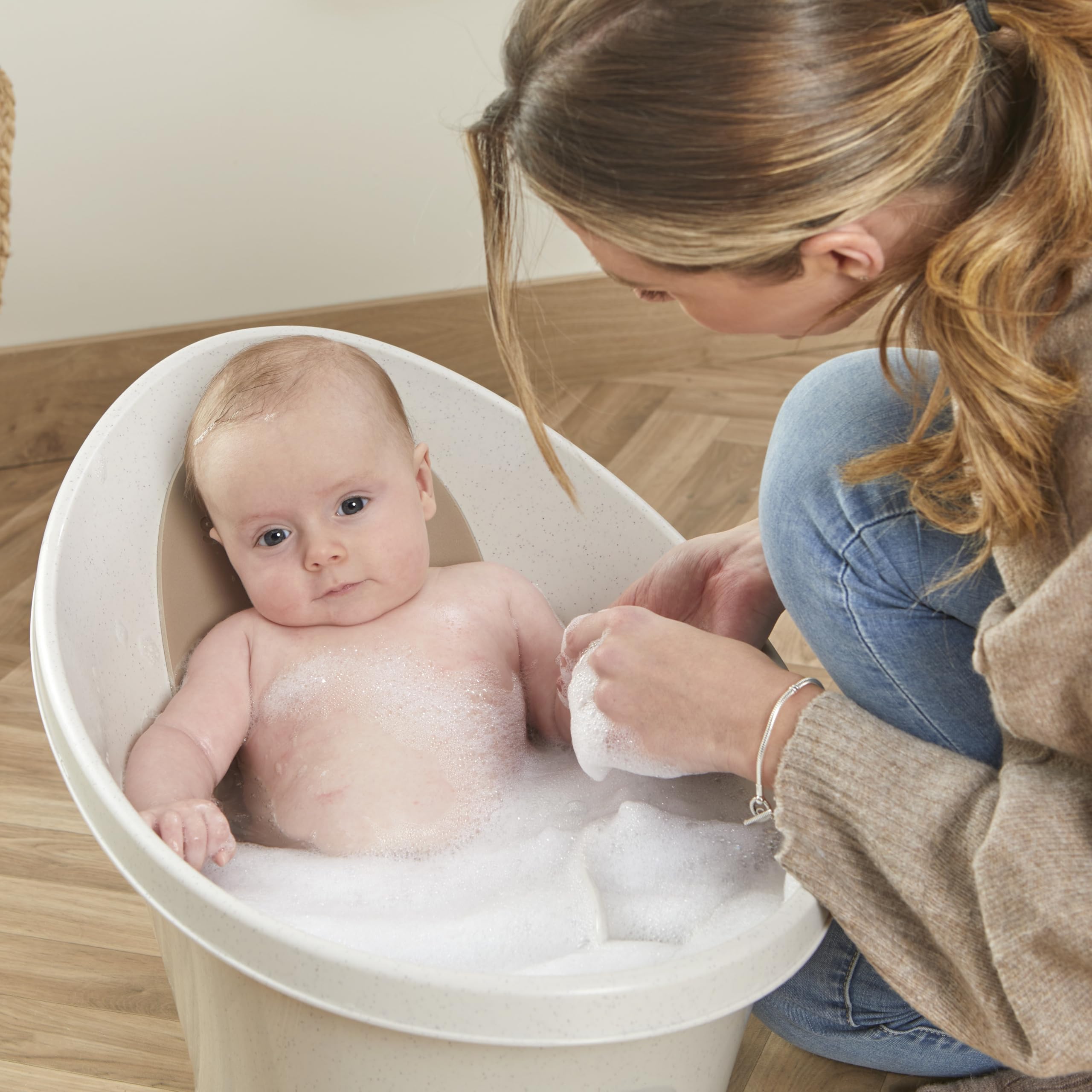 Shnuggle ECO - Bañera para bebé recién nacido | Material reciclado con refuerzo integrado y respaldo suave | Adecuado para recién nacidos | Incluye tapón de agua | Galletas y color crema