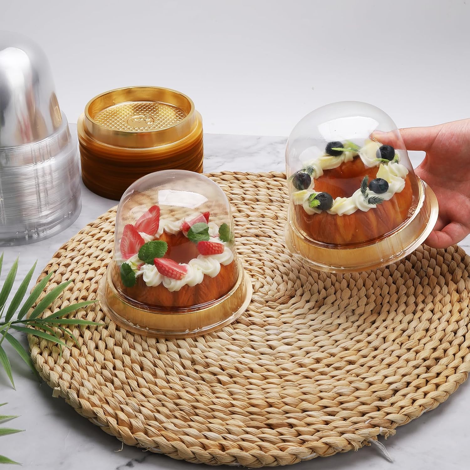 Hewnda 50 Sets Cake Box - Internal Size Diameter 4-3/8 Inch X Height 4-1/8 Inch Clear Plastic Dome Carrier - Single Cake Container Carry Reinforcement Stickers (Gold)