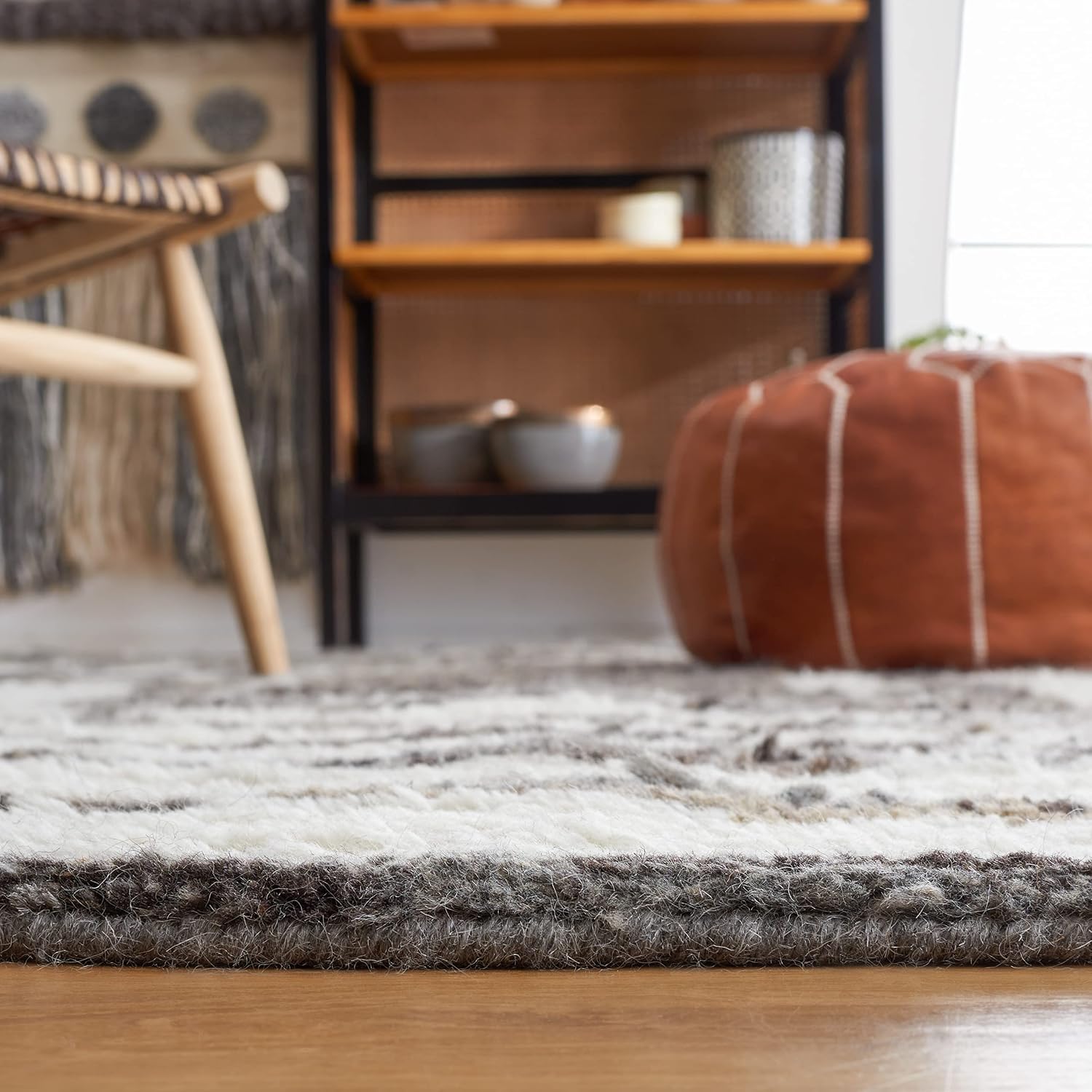 SAFAVIEH Area Rug 8x10 - Casablanca Collection - Large - Ivory & Charcoal, Hand-Knotted New Zealand Wool, Ideal for Living Room, Bedroom, Dining Space (CSB541H)
