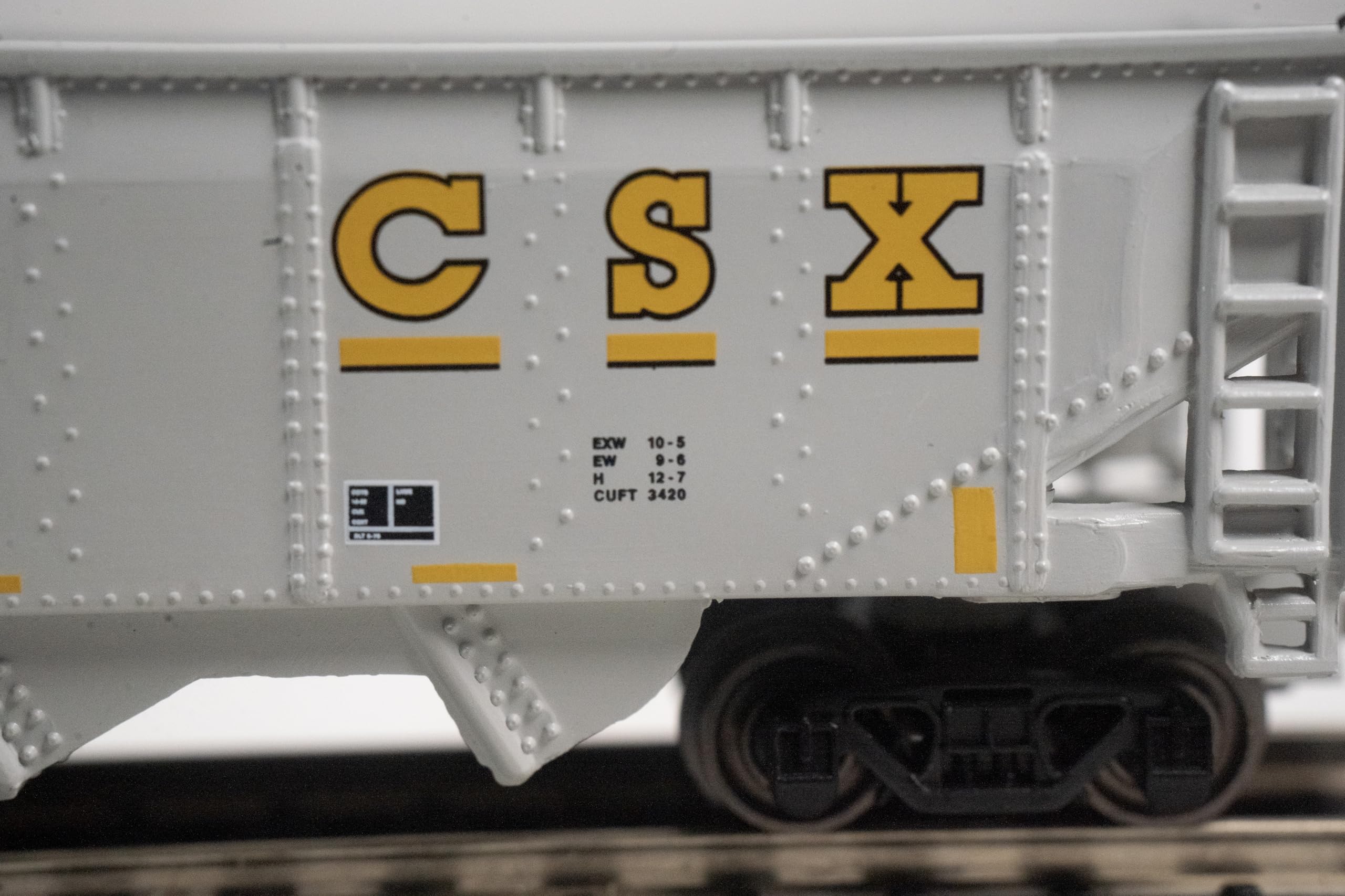 Bachmann Trenes - Tolva cuádruple de 40 pies - CSX® #141946 - Gris y amarillo - Escala N