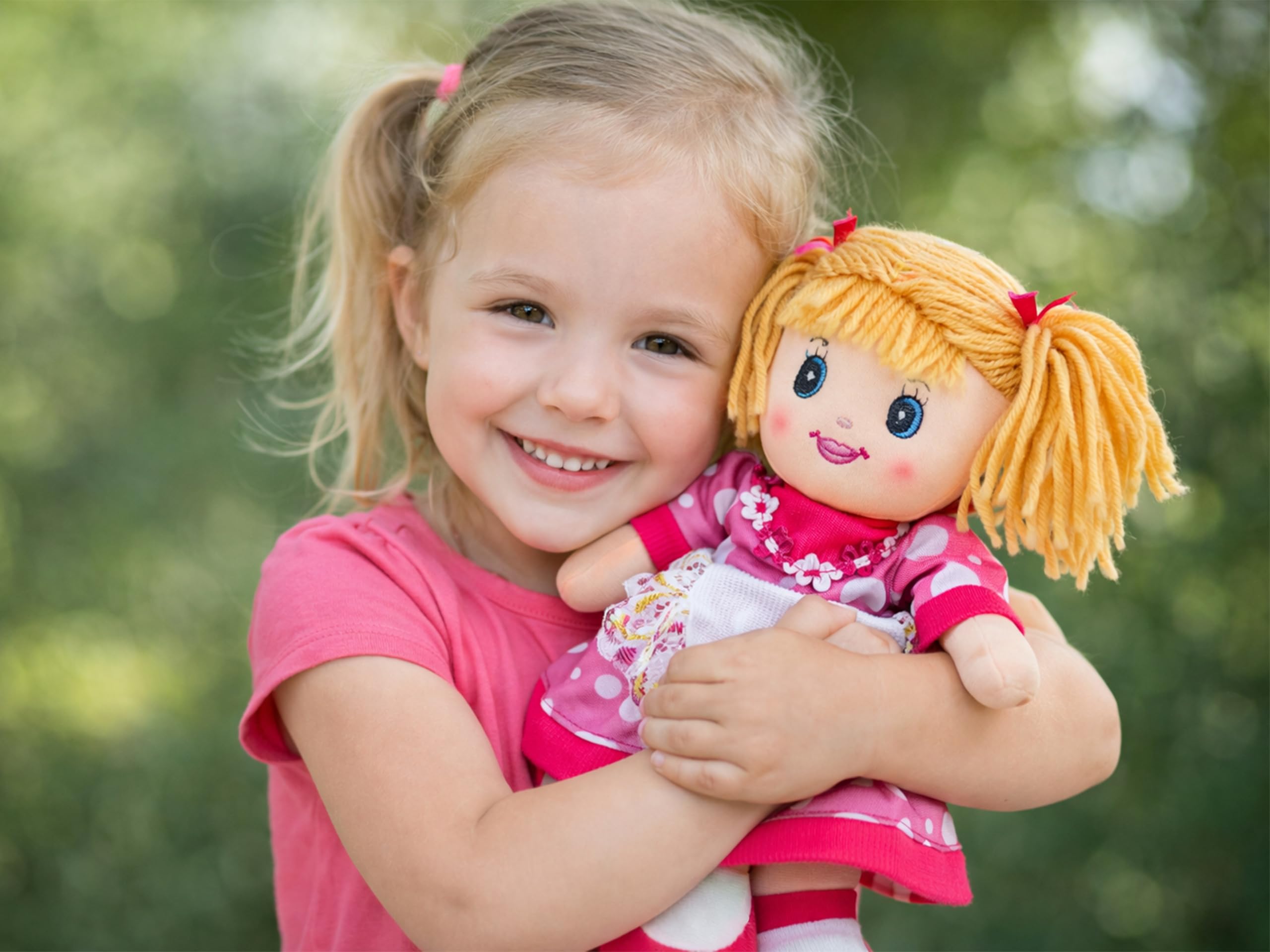 Teorema - Carlotta Bambola di Pezza con Grembiule Ricamato, Bambola Stoffa con Capelli di Lana, Giocattolo per bambini, Altezza 30cm
