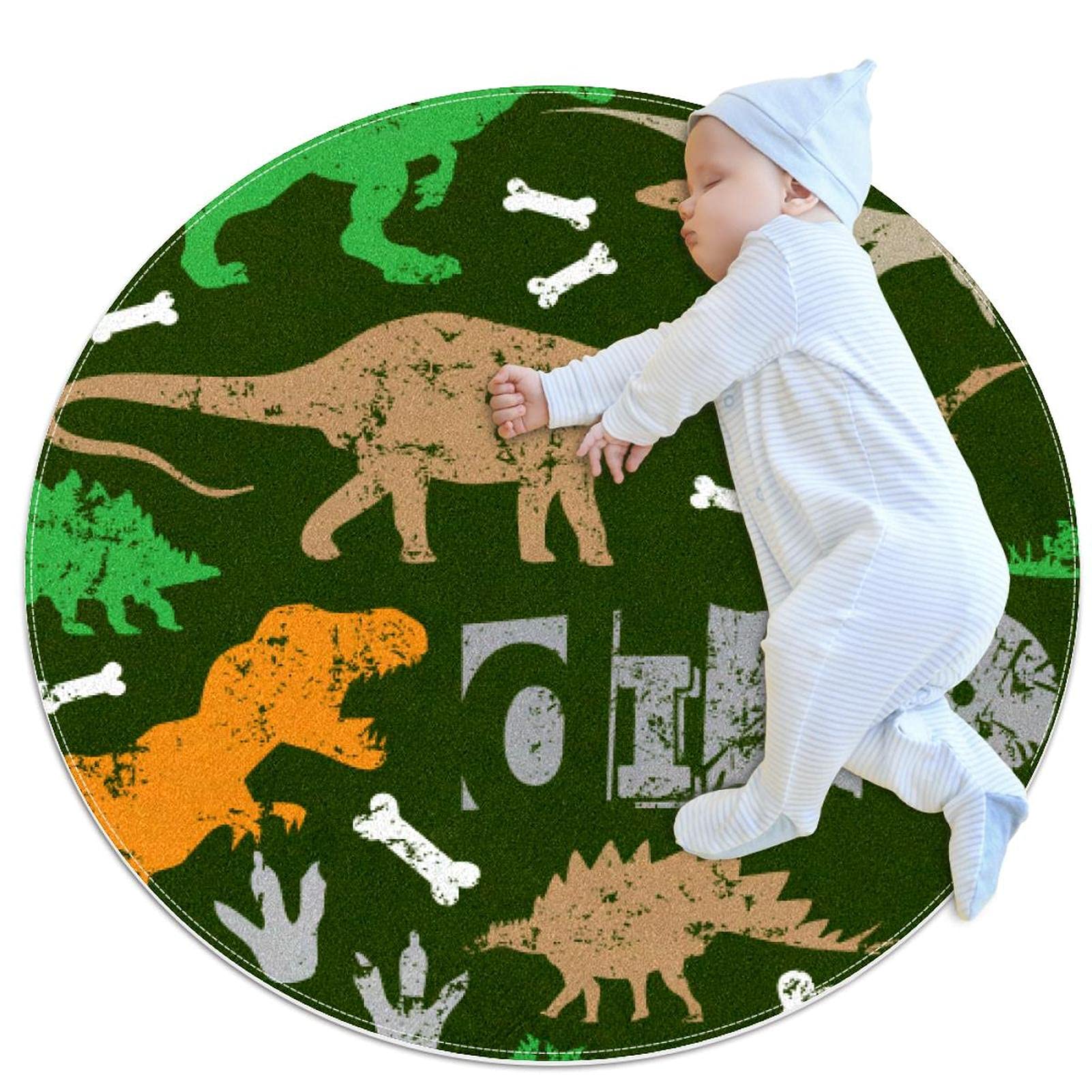 Tapis de sol dinosaure orange au pied du canapé pour un salon cosy