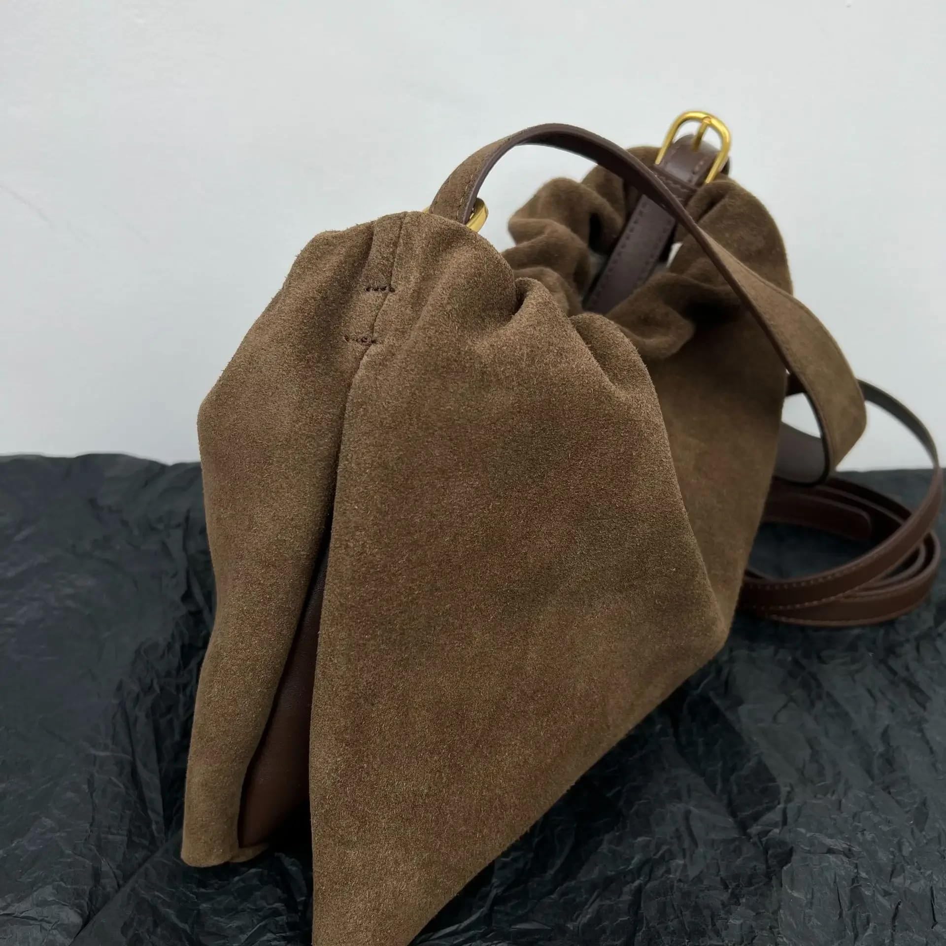 Geraffte Unterarm-Tragetasche aus mattem Leder mit zwei Riemen for Damen