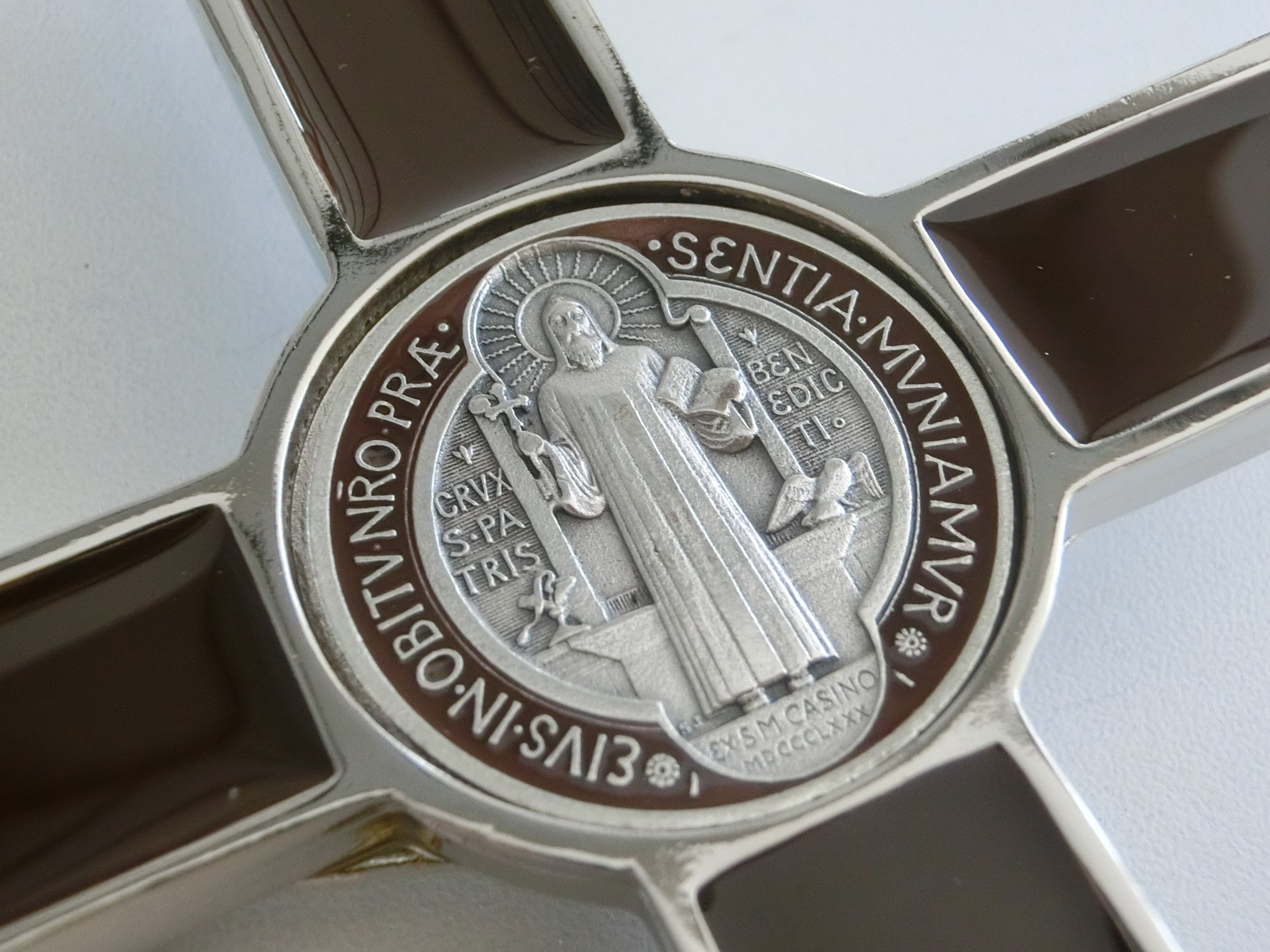 GTBITALY 10.004.11 Cruz de San Benito de 20 cm esmaltada marrón plata con caja de regalo Box oración exorcismo sacerdote iglesia monja
