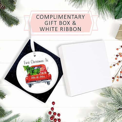 Vista 17 de Adorno de boda con texto en inglés «Our First Christmas Married Ornament» 2024, regalo de boda para el señor y la señora, adorno de Navidad