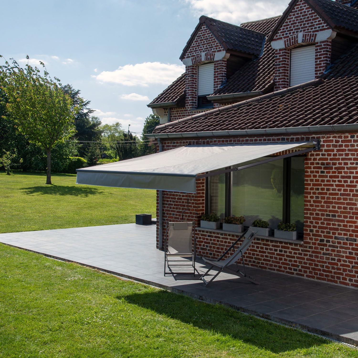 Happy Garden Tenda A Bracci SAULE 2,5×2 M – Tessuto Righe Bianco/Grigio E Struttura Bianca Per Terrazzo