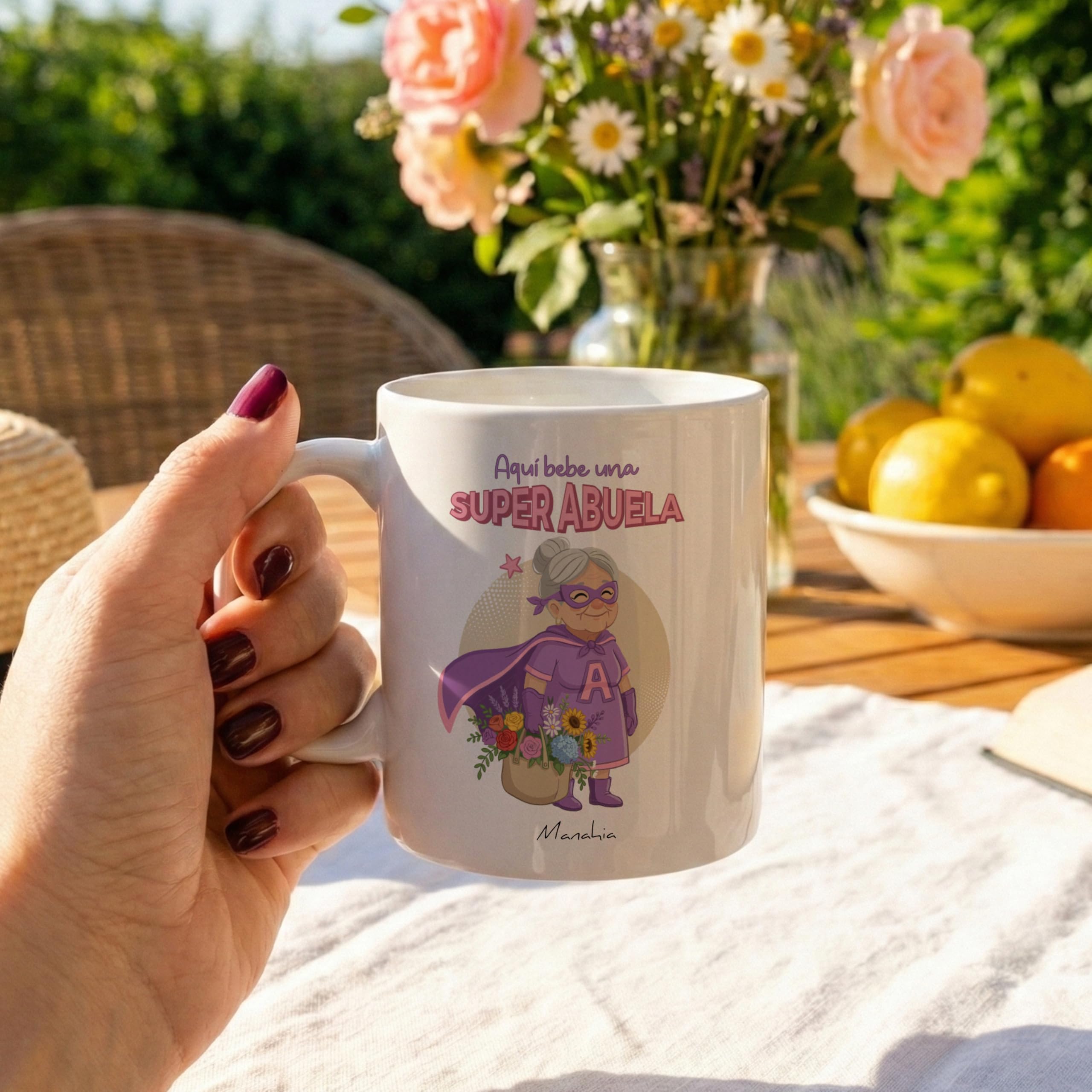 Manahia - Taza Abuelita - Aquí bebe una super abuela | Regalo Original Nietos, Superabuela - Idea Sorpresa Cumpleaños, Día de la madre, Navidad | Caja Regalo Kraft — view 3