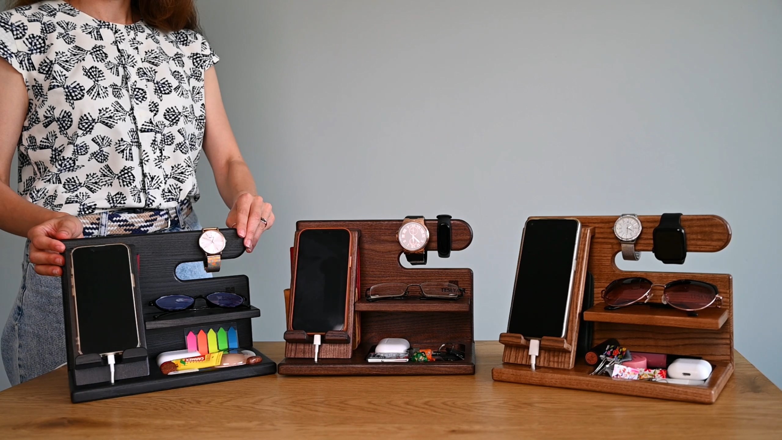 BarvA Docking Station In Legno Di Frassino – Organizer Da Comodino Con Portafoglio, Portatelefono, Portachiavi E Supporto Per Orologi – Accessorio Da Scrivania Multiuso, Regalo Originale - 4