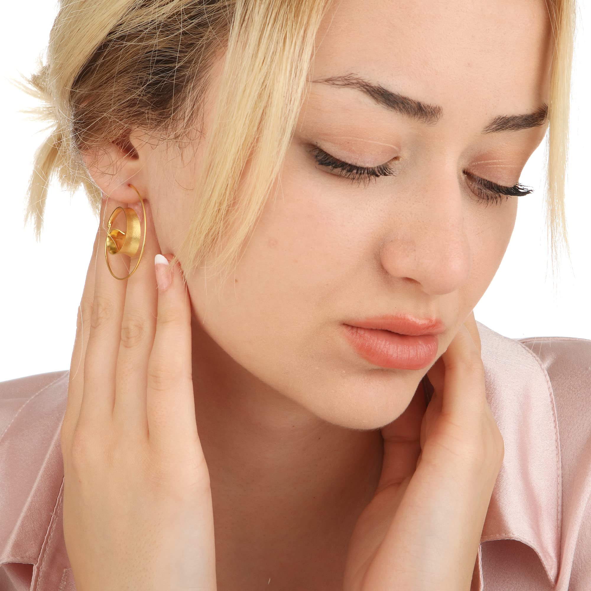 MadamLili - Spiral Ohrringe Matt Gold - 925 Sterling Silber Vergoldet - Boho Spirale Ohrstecker - Rutschfest Stopper - Gebürstet - Handgefertigt - Angenehmes Tragegefühl - Exklusive Schmuckbox