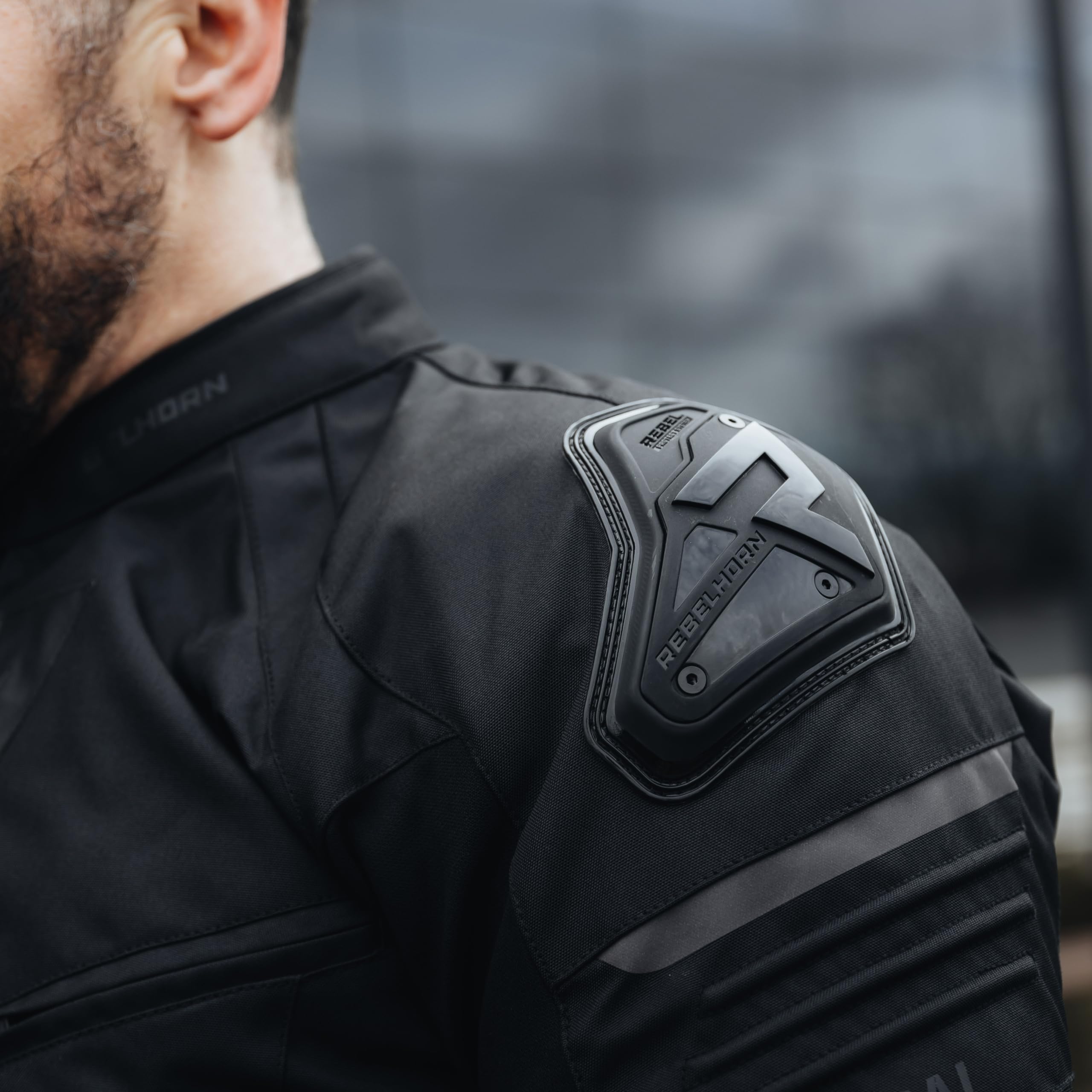 REBELHORN Vandal Motorradjacke Herren | Textil | Abnehmbare Wasserdichte Membran | Ellbogen und Schulterprotektoren Stufe 2 | Schulterschieber | 5 Belüftungskanäle | Größen bis 10XL