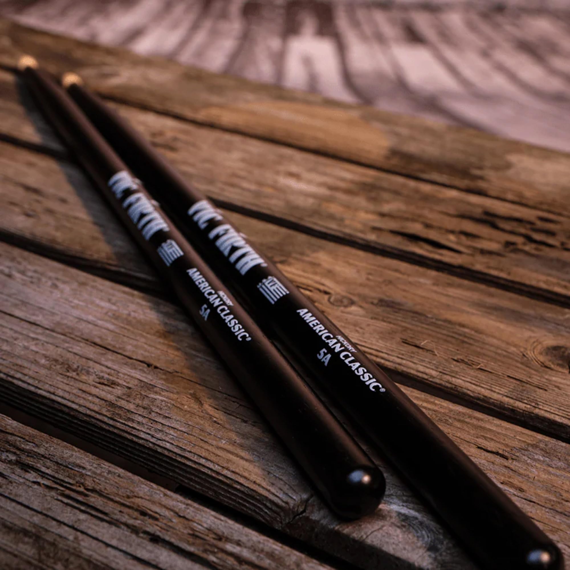 Vic Firth American Classic® Series Drumsticks - 5AB - American Hickory - Holz Tip - Schwarz - 4 Paar Value Pack