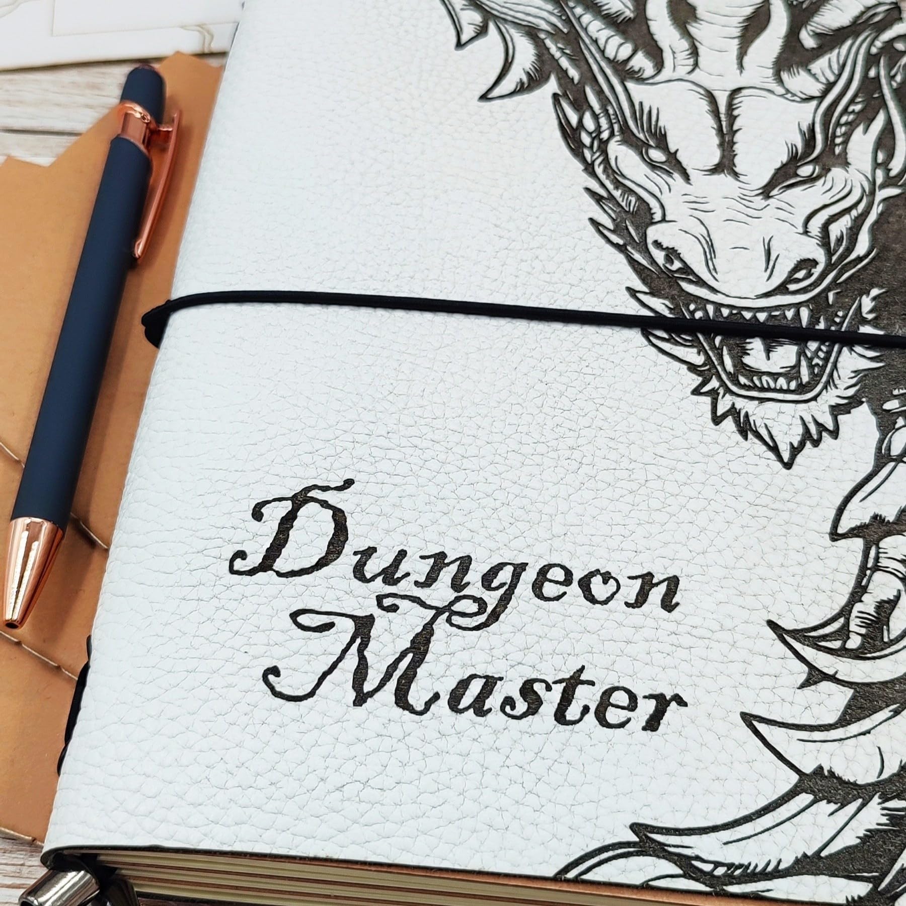 Taccuino del Dungeon Master “Two Dragons” in Vera Pelle | Ed. Limitata | Personalizzazile | Ricaricabile, A5, Stile Midori + Tappetino Dadi | Diario per Campagne D&D / GDR / RPG, Idea Regalo per DM