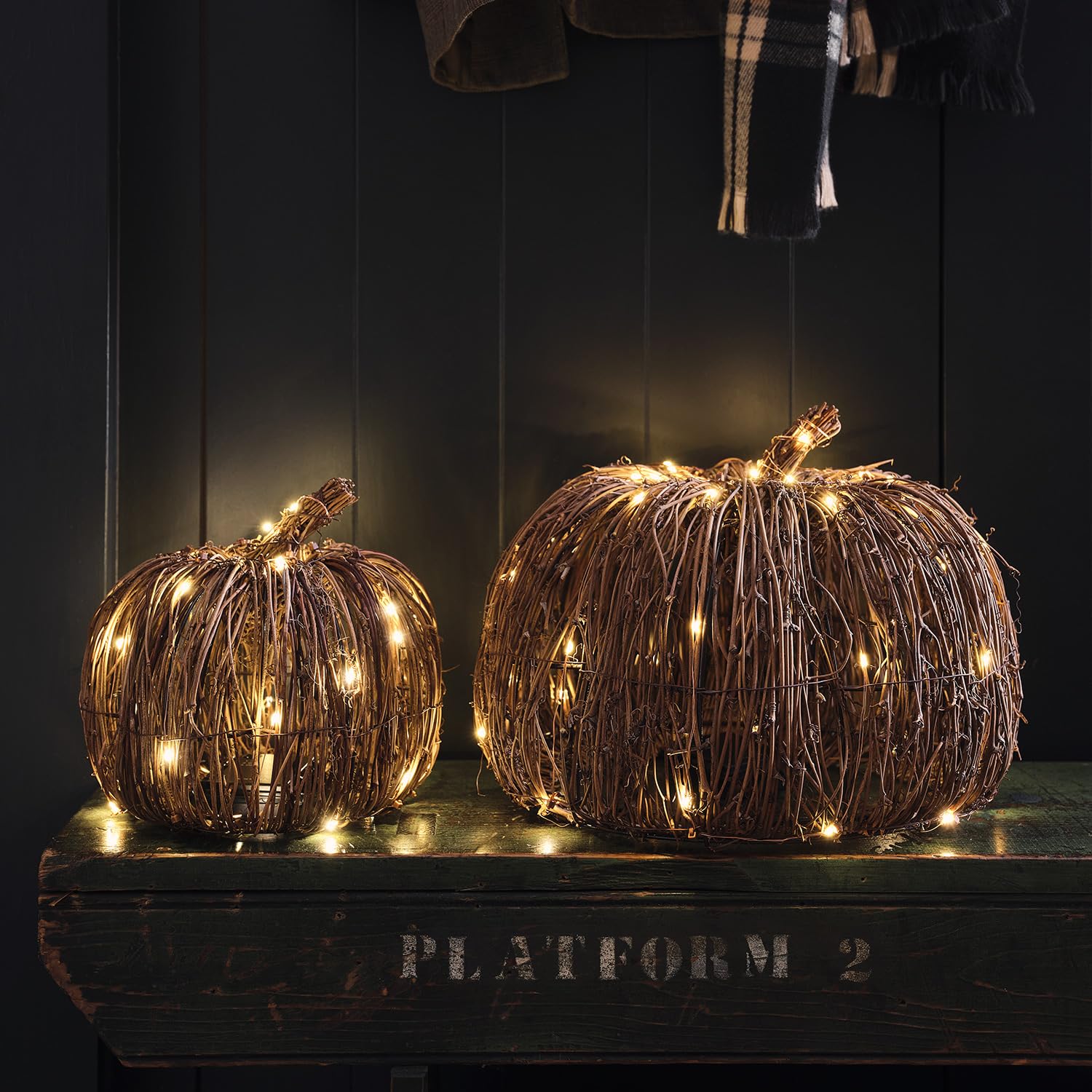 Lights4fun 2er Set LED Kürbis Rattan Optik Batteriebetrieb Timer Halloween Deko Outdoor Herbst Dekoration Halloween Kürbis Outdoor