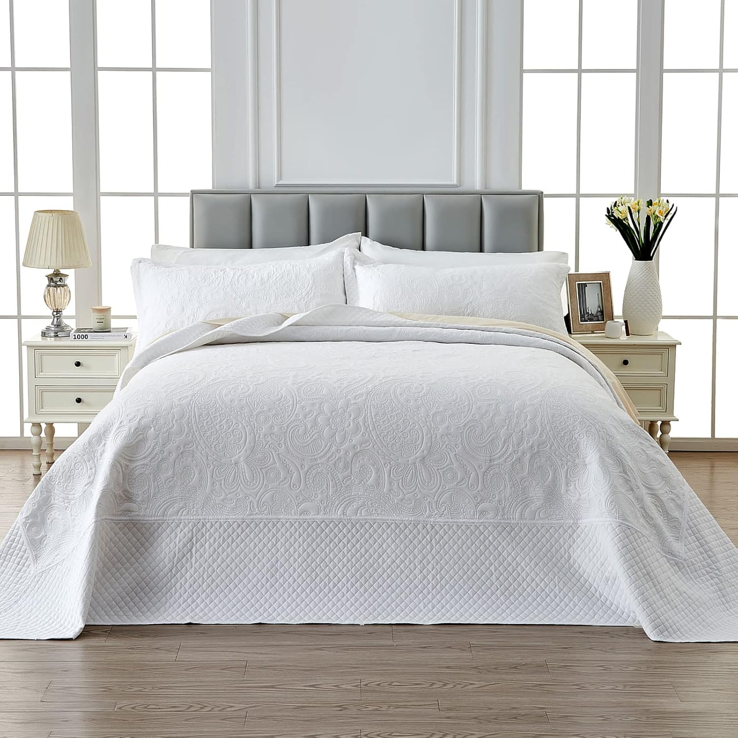 Qucover Alaska King Bedspread 132x 120, Solid White Oversized King Bedspread, 3 Piece Soft Microfiber Lightweight Oversized King Quilt Bedding Set, with Pillow Shams, Comforter with Paisley Pattern